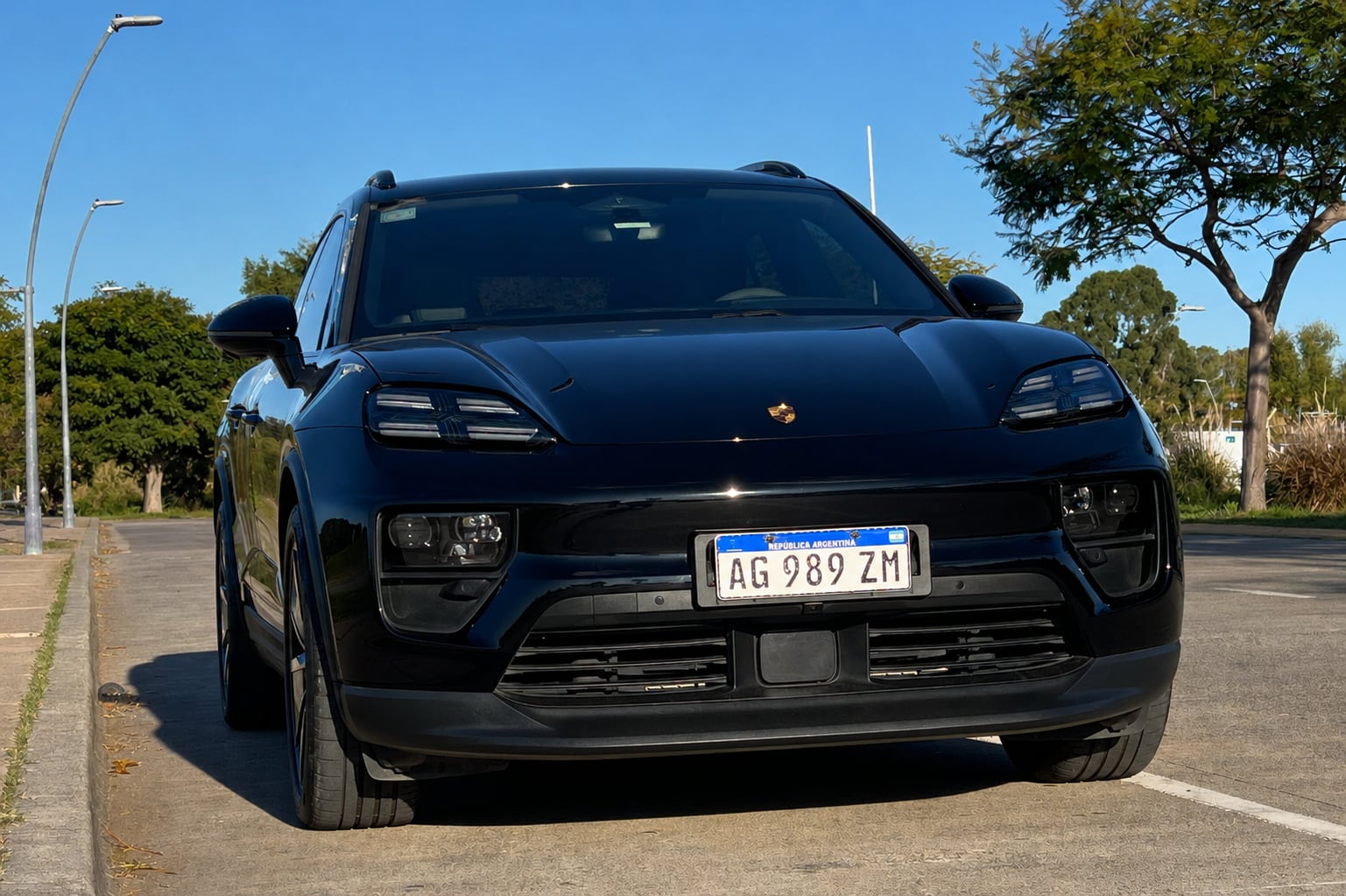 El SUV cuenta con una doble óptica dividida, donde arriba quedan las luces diurnas de cuatro puntos