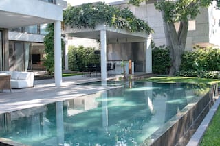 Un jardín entre espejos de agua que duplican el follaje