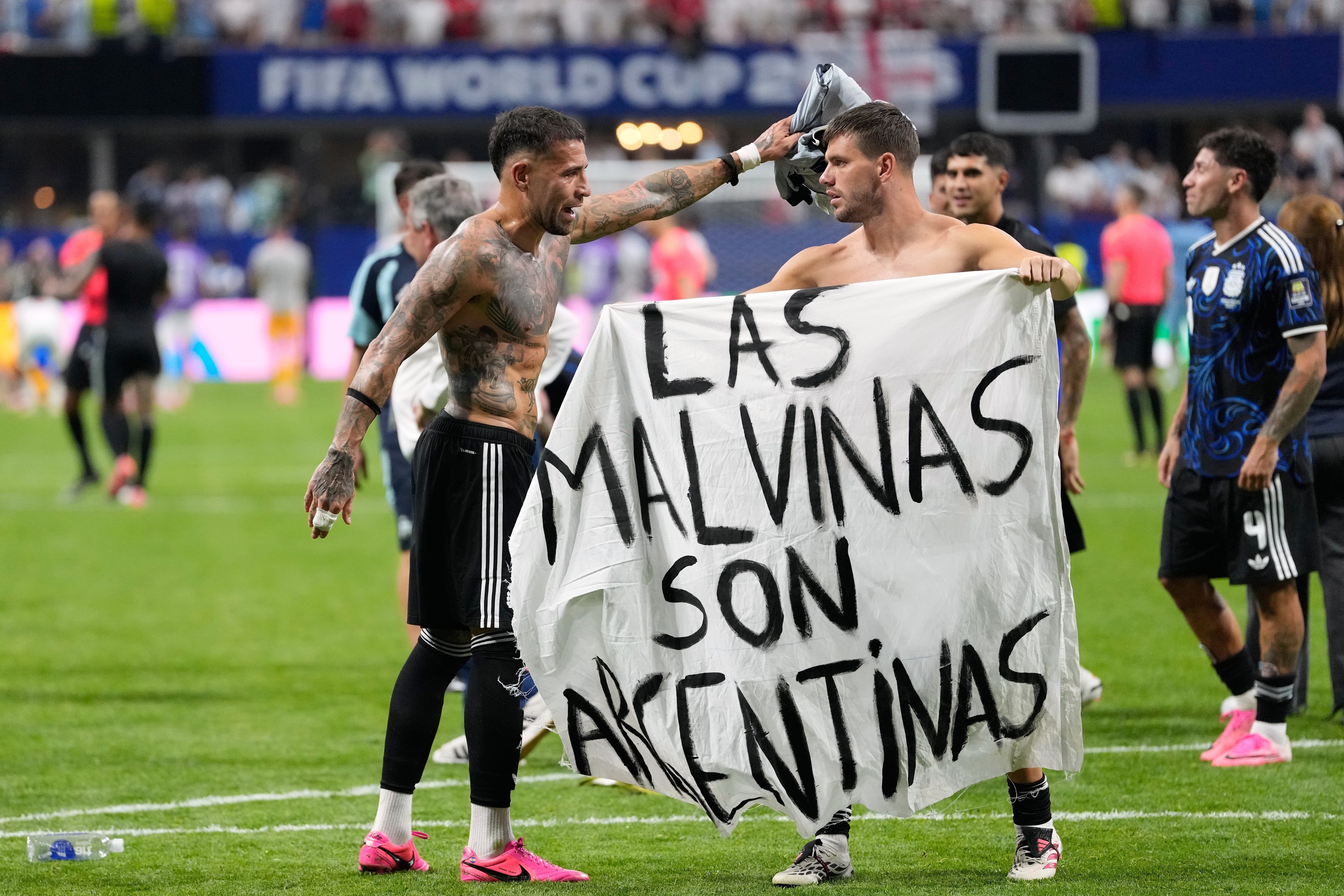 El argentino Giovani Lo Celso sostiene una pancarta con la frase