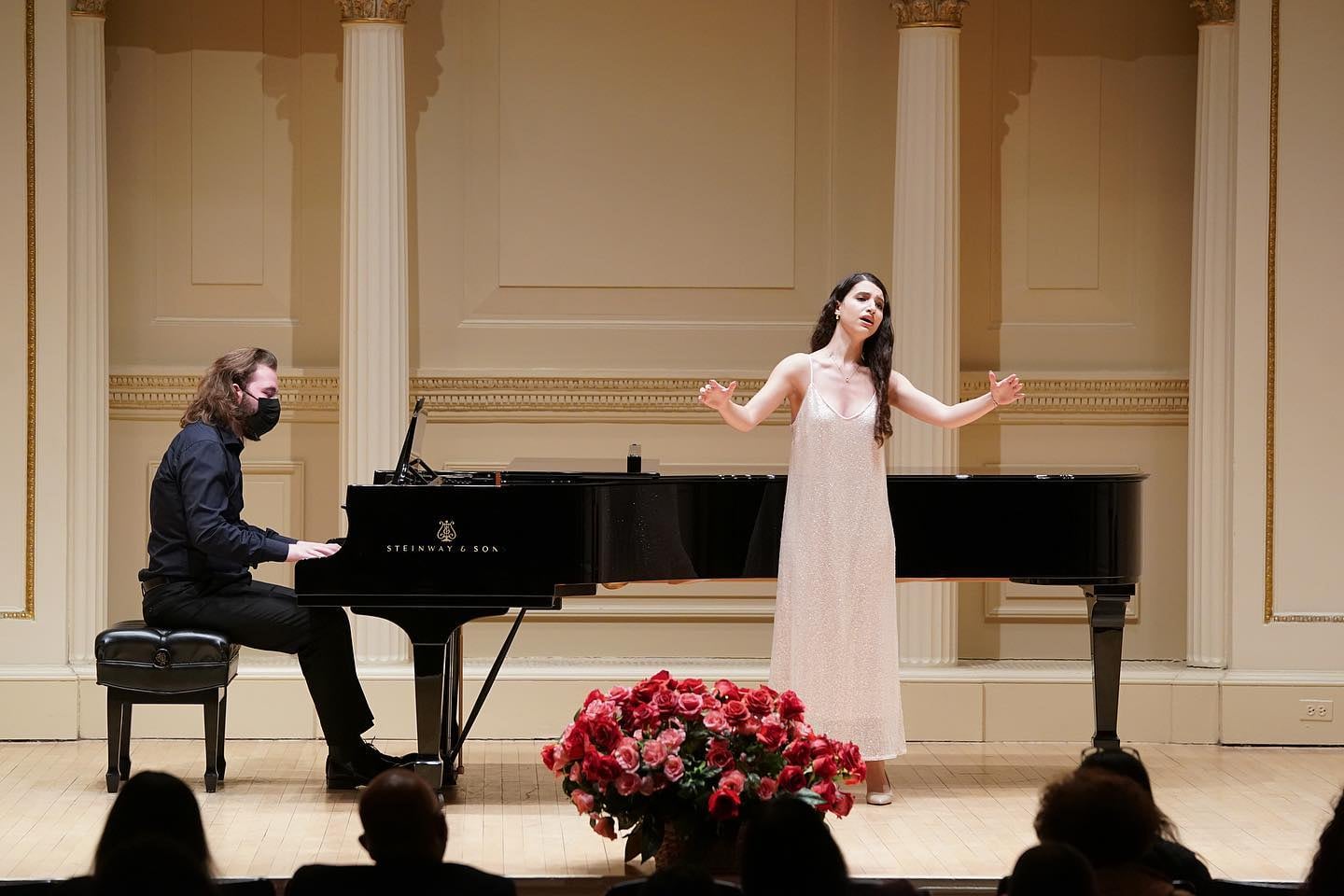 Además de ser cantante, Morena estudió composición y una de sus obras fue elegida para ser presentada en la obra orquestal en las Naciones Unidas durante la cumbre de derechos de las mujeres