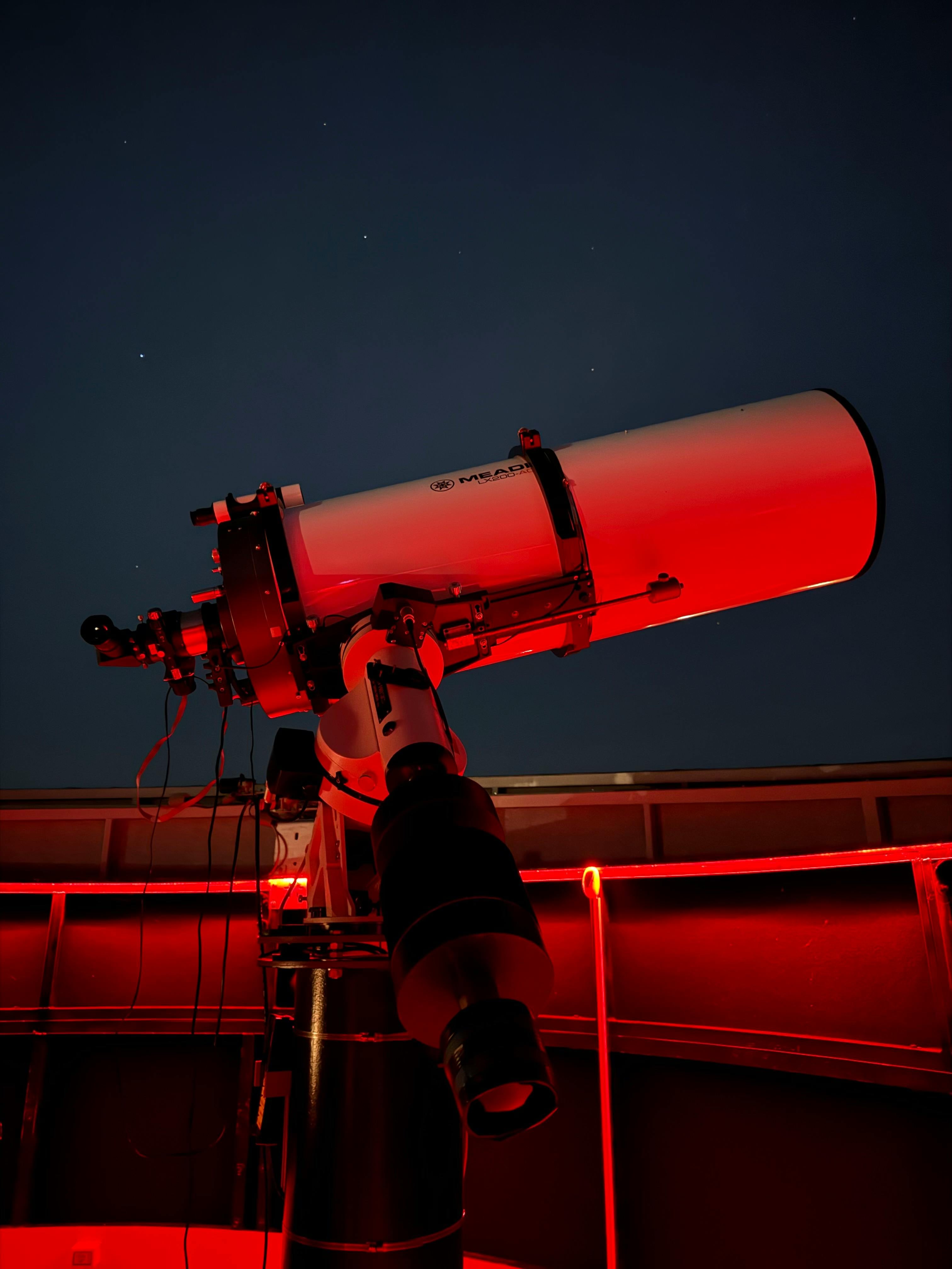 Algunos planetas podrán verse a simple vista, mientras que otros necesitarán de un telescopio o binoculares (Pexels/Zelch Csaba)