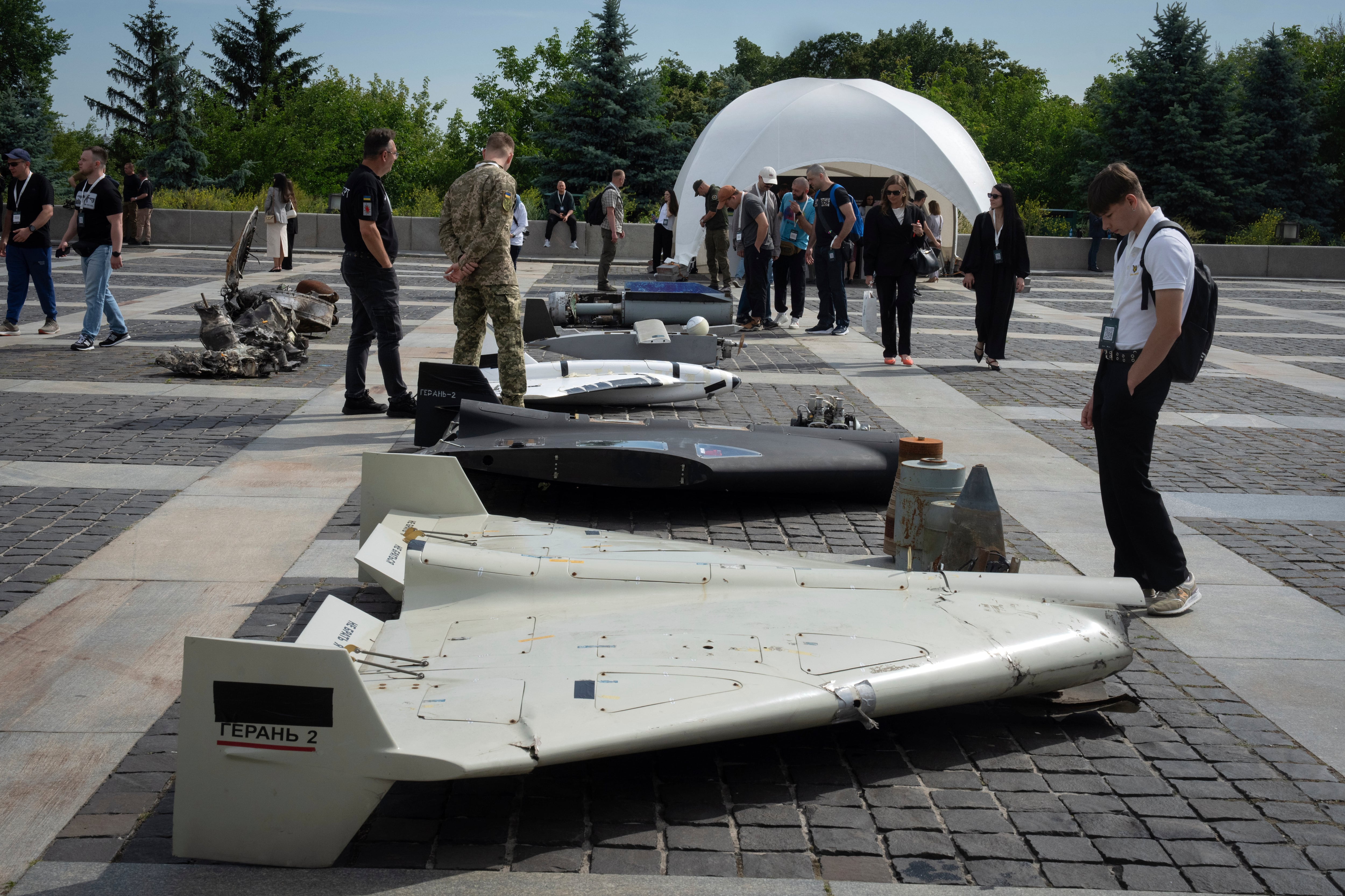 Visitantes examinan drones rusos dañados durante la Conferencia Internacional sobre la Ampliación de las Sanciones a Rusia, en Kiev, Ucrania, el 27 de junio de 2025. (AP Foto/Efrem Lukatsky)