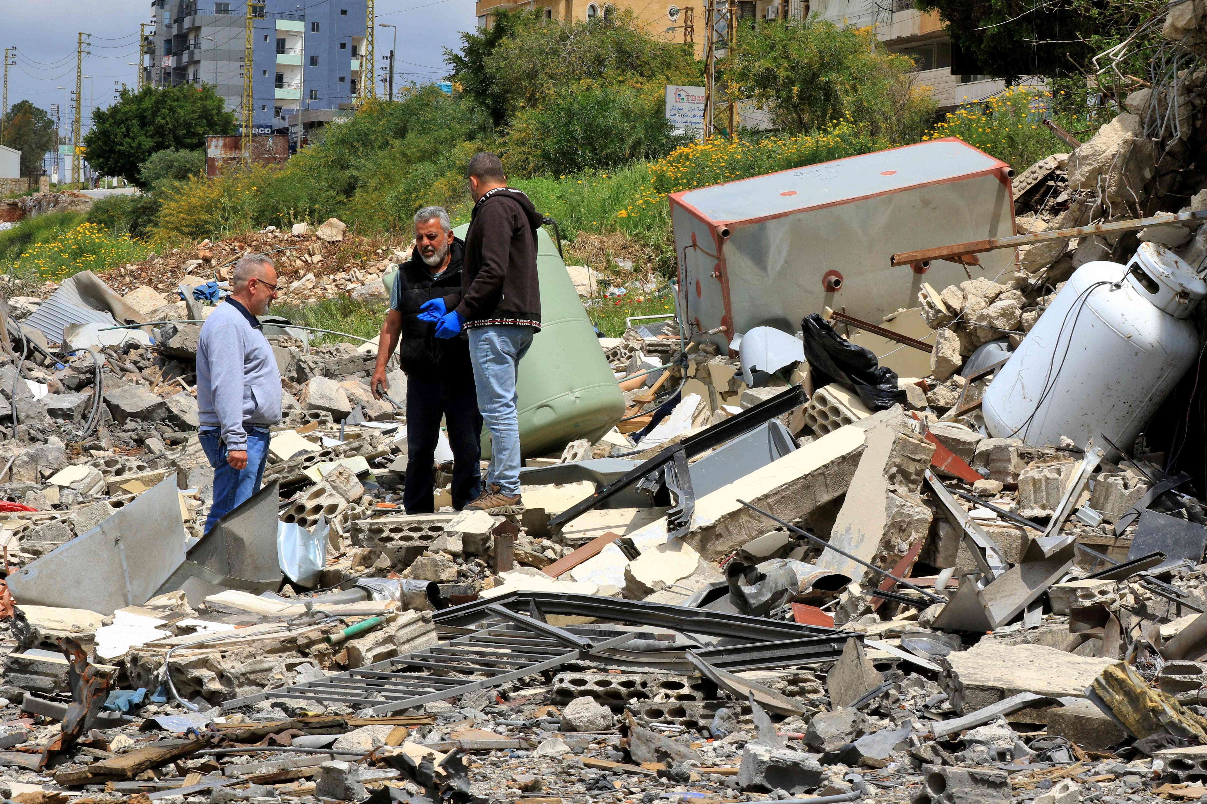 Los ataques israelíes en el sur del Líbano continúan mientras las fuerzas israelíes y Hezbollah se acusan mutuamente de violar el alto el fuego
