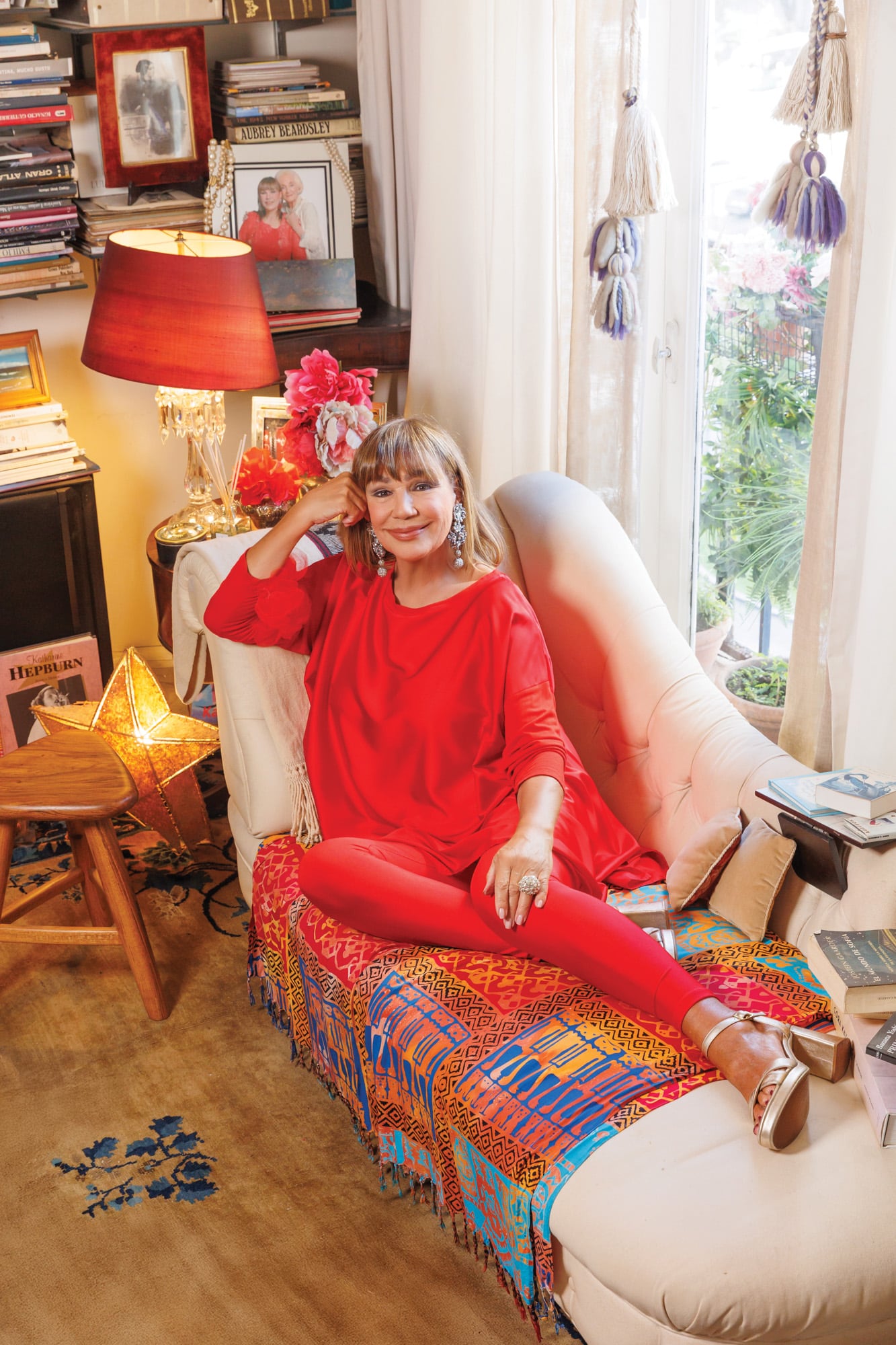 En el living de su departamento, posa mientras repasa su extensa carrera