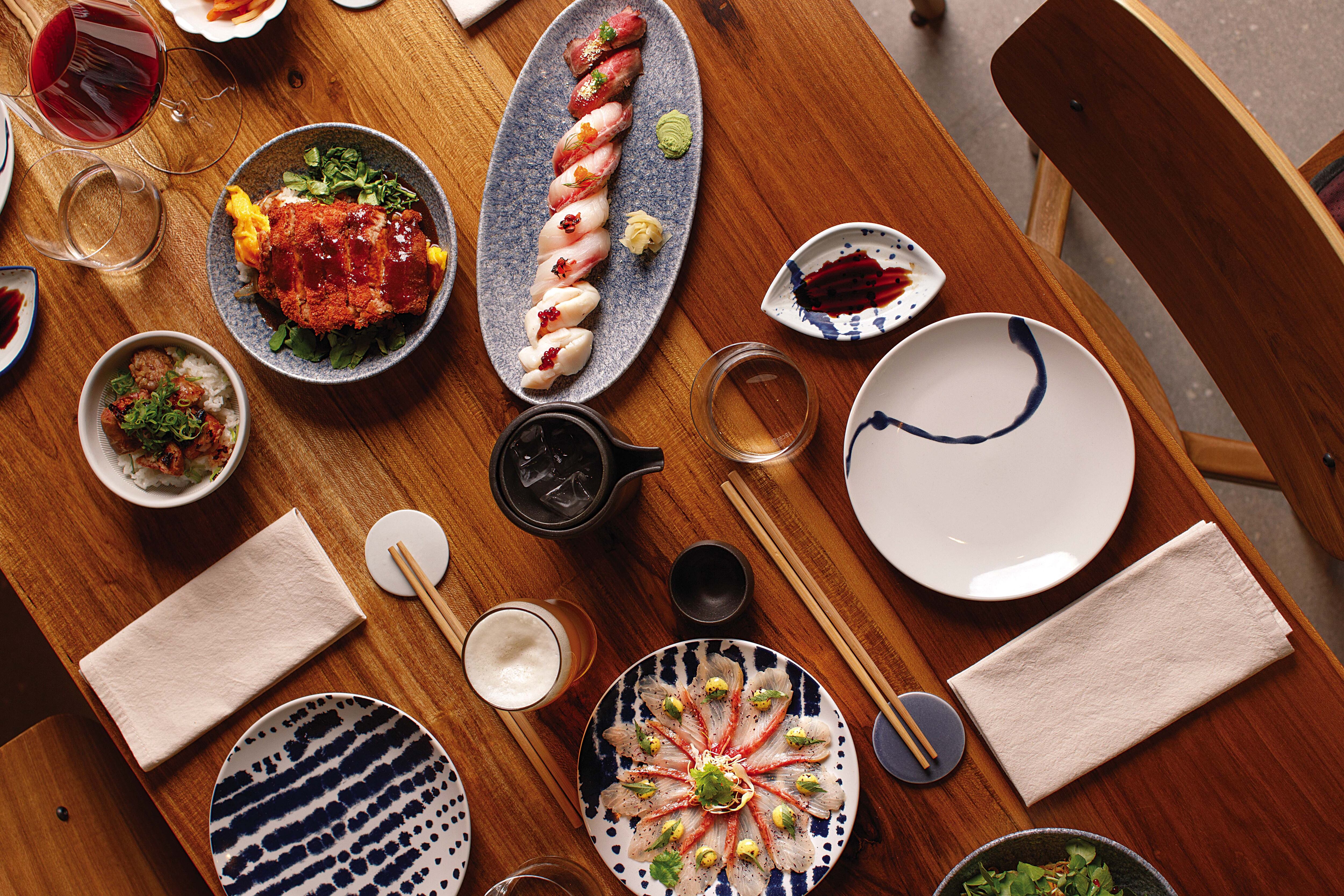 Sushi y cerdo en la mesa opulenta de Nika.