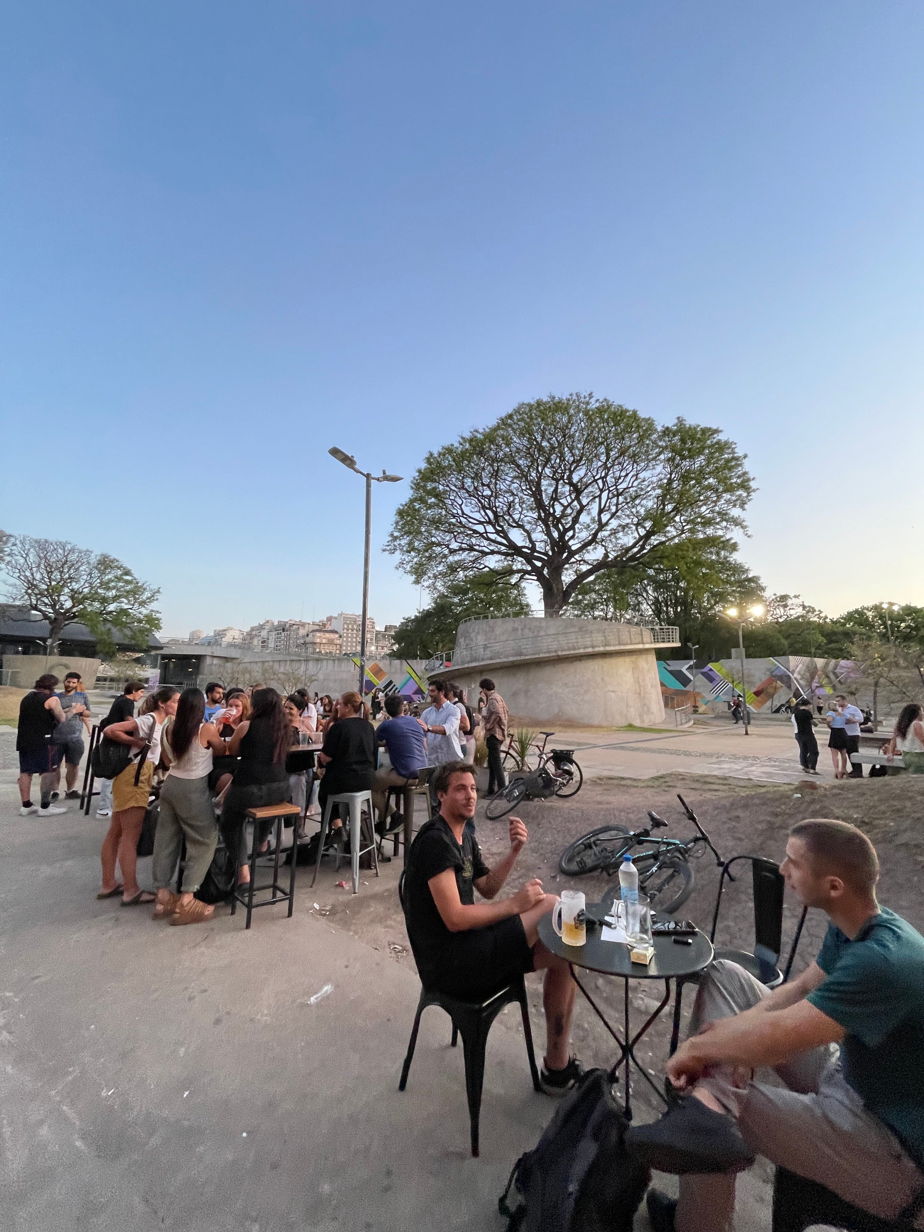 El bar al aire libre de Recoleta que encontró su identidad entre fiestas gratis y la salida de la facultad