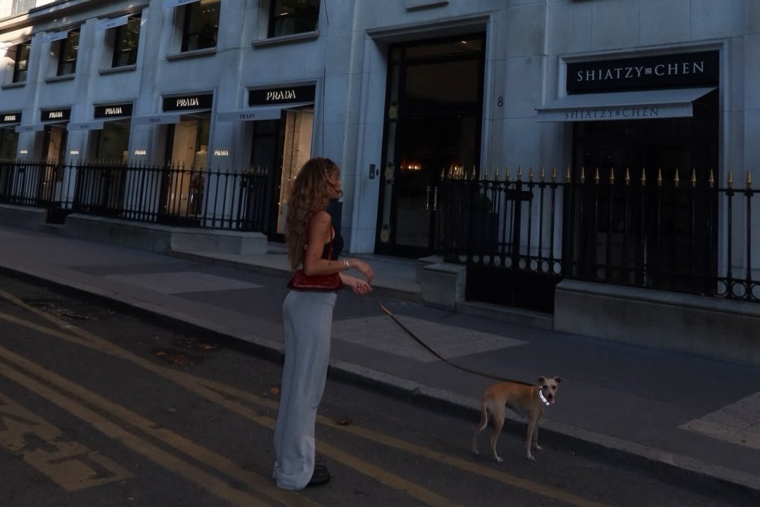 Tini Stoessel compartió en sus redes las postales de su estadía en París con su perrita Fifi (Foto: Instagram @tinistoessel)
