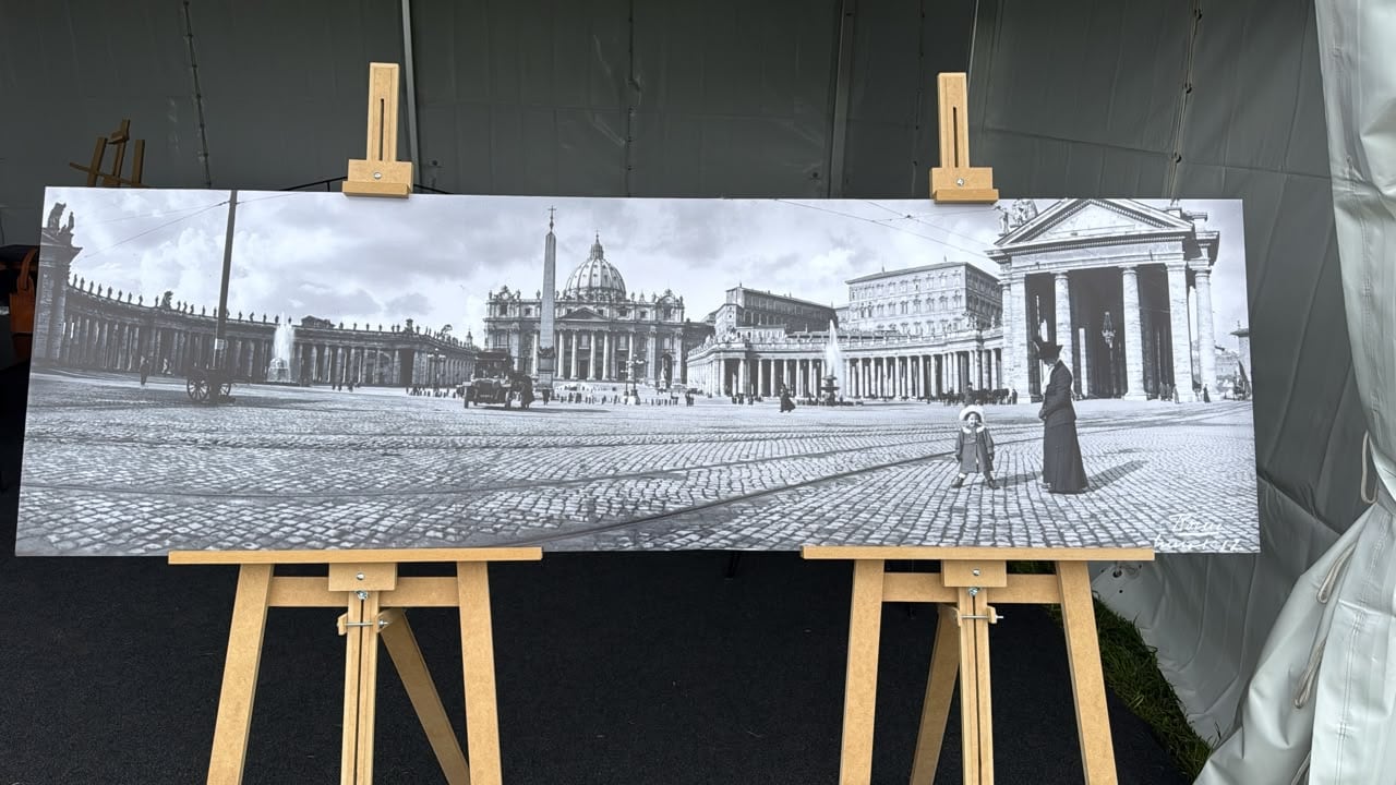 El Rolls-Royce Silver Ghost 40/50 HP de 1910 durante la visita a la plaza de San Pedro en el Vaticano. A la derecha de la imagen aparece Laura Pereyra Iraola junto a una de sus sobrinas. (Cortesía familia Pereyra Iraola)