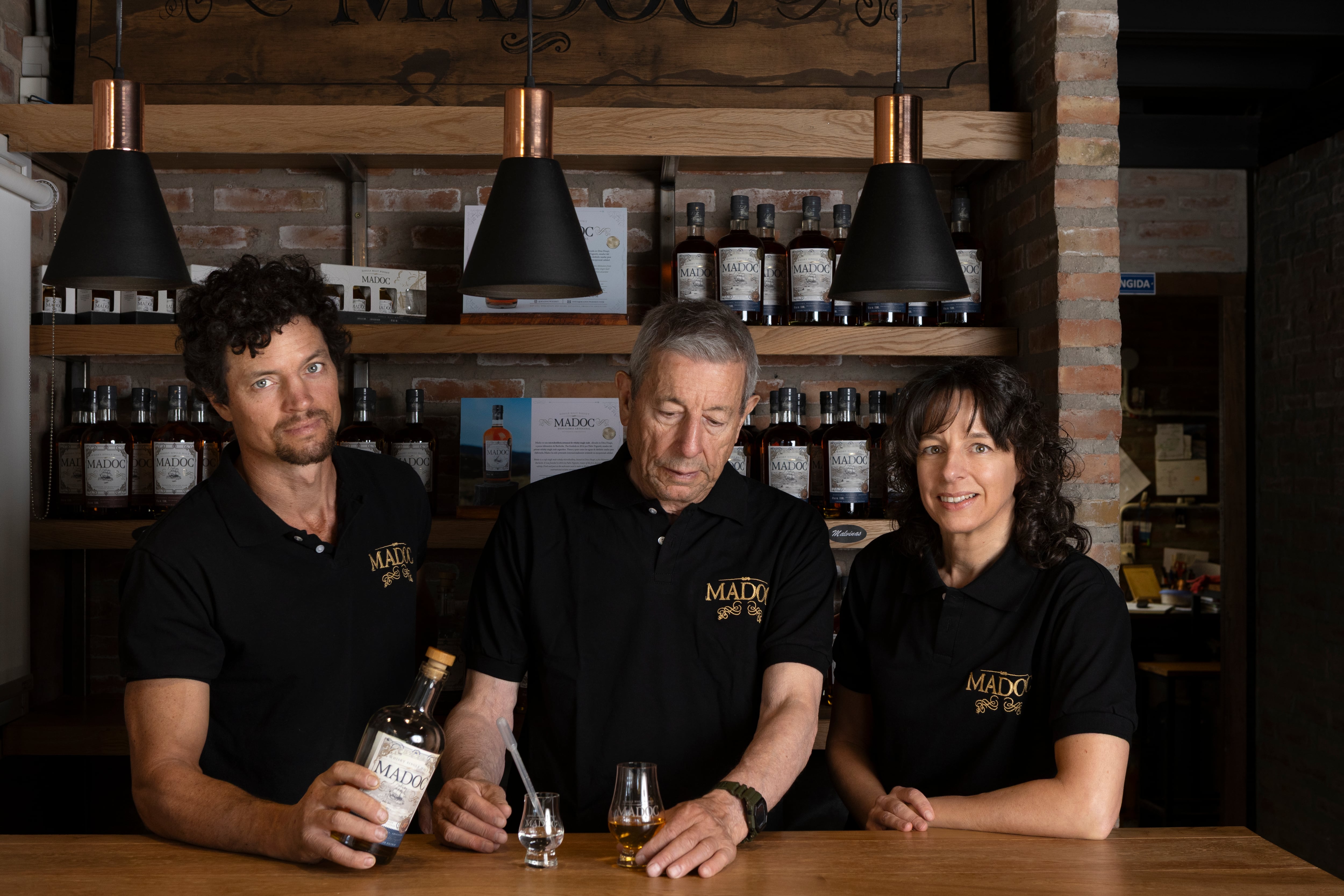 Pablo comparte su pasión por el whisky con sus hijos, Celia y Conrado.