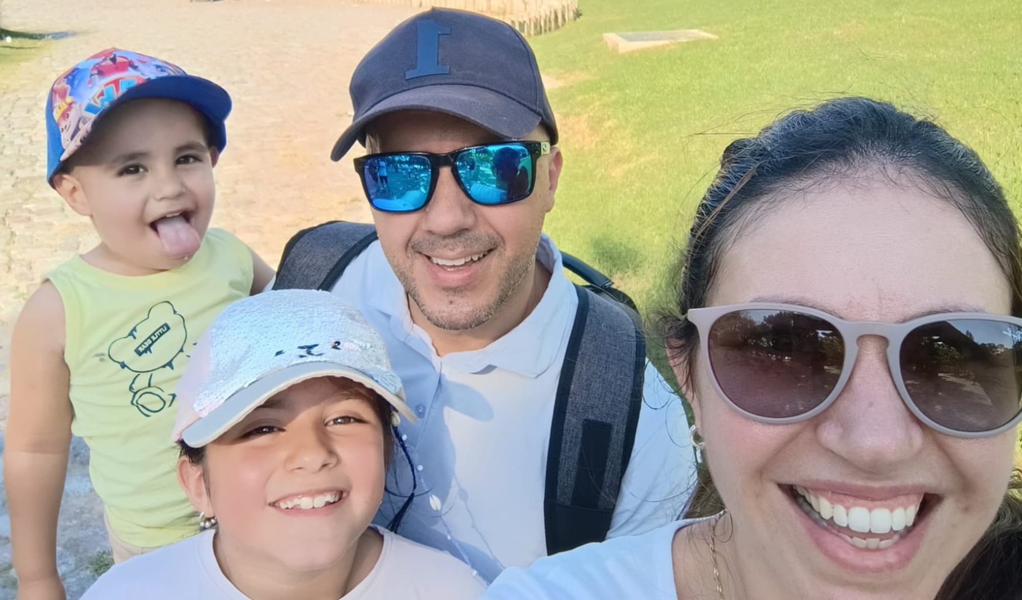 Junto a su marido y sus hijos.