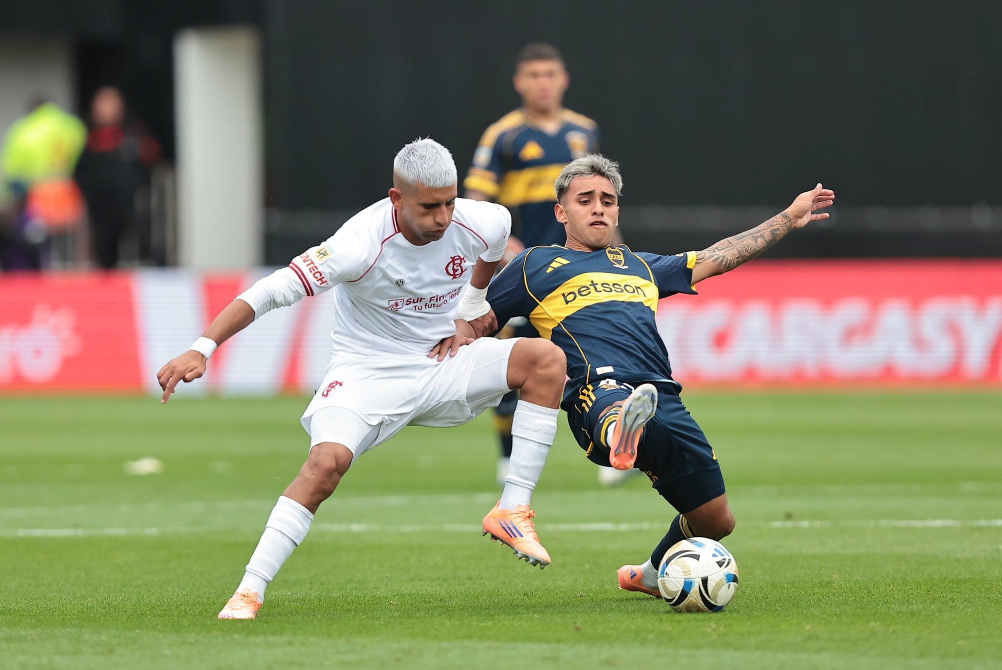 Milton Delgado, de muy buen partido, fue titular en Boca