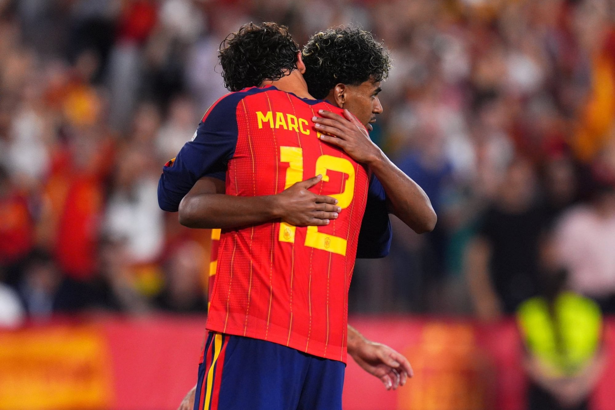 El abrazo de Marc Pubill con Lamine Yamal