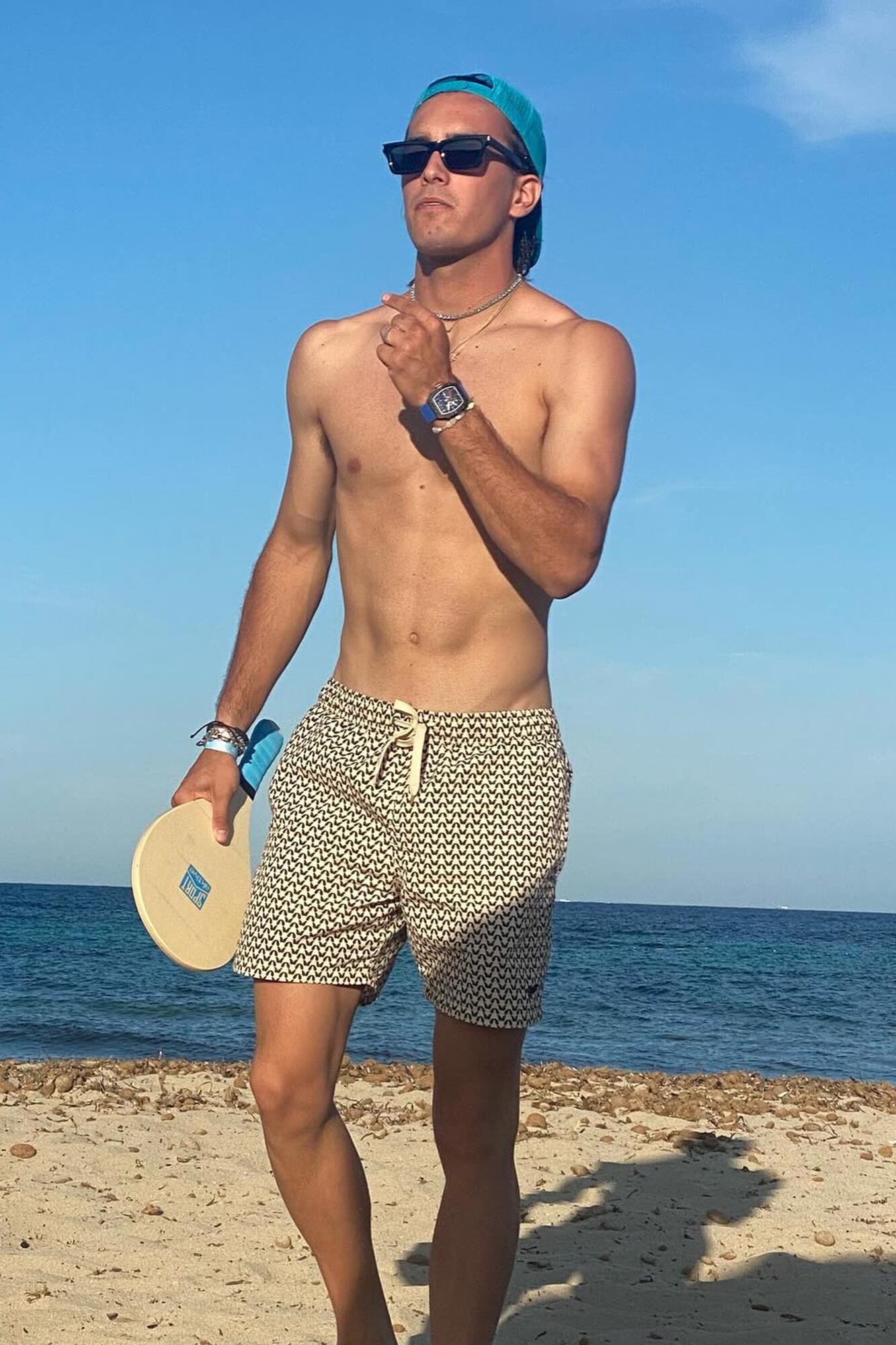 Poroto es el segundo de los tres hijos de Adolfo Cambiaso y María Vázquez. Y el único varón.