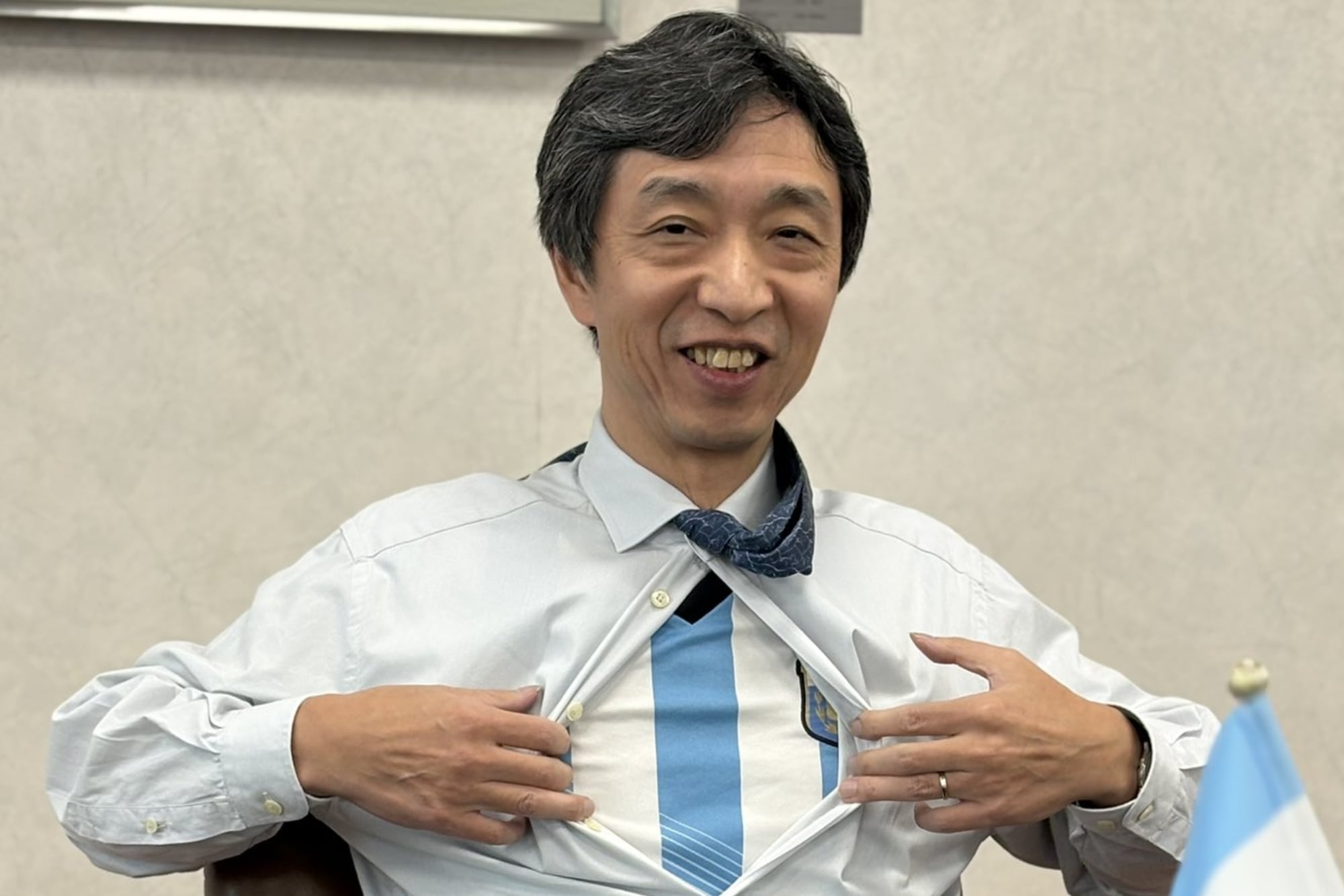 El embajador de Japón festejó el gol de Messi y se lució con su look: "¡Vamos Argentina!"