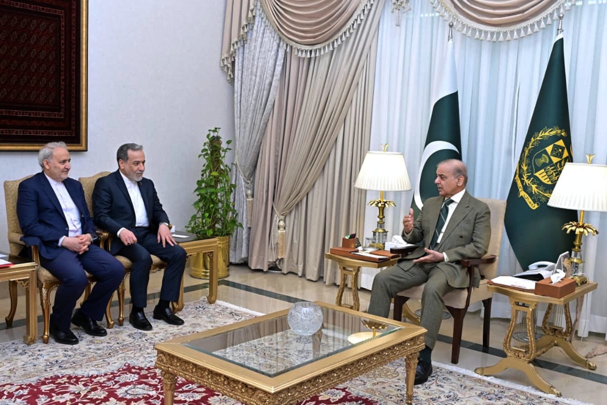 El ministro de Asuntos Exteriores de Irán, Abbas Araghchi (segundo por la izquierda), se reúne con el primer ministro Shehbaz Sharif en Islamabad, Pakistán, el 25 de abril de 2026.