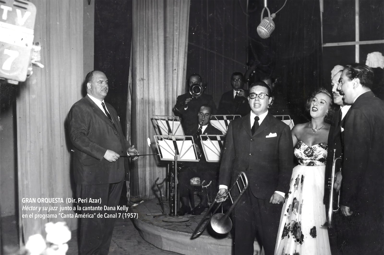 Héctor Lomuto con su banda de jazz y cuarteto vocal, junto a la cantante Dana Kelly, durante una presentación en Canal 7, en 1957