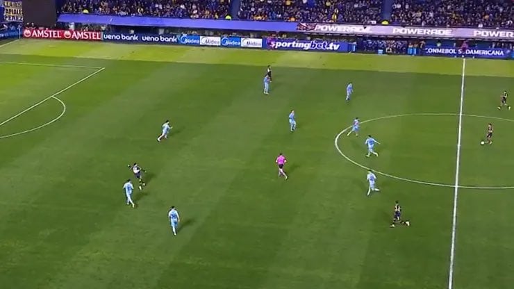 Así se veía por la transmisión la diferencia del campo de juego, de un sector y otro