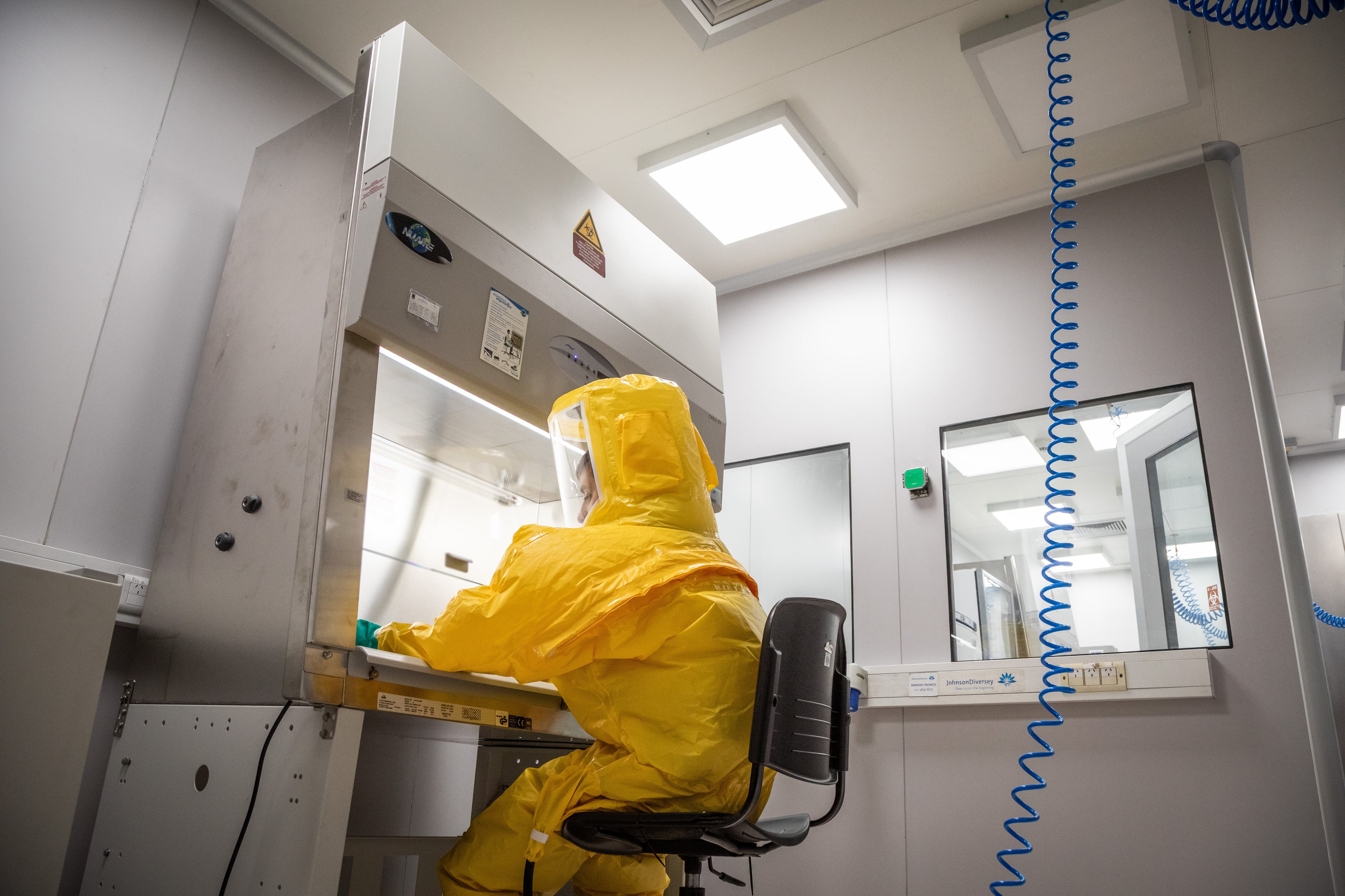Un investigador trabaja con equipos de protección especial en uno de los laboratorios de alta bioseguridad del Malbrán, incorporados para el estudio de agentes biológicos de alto riesgo