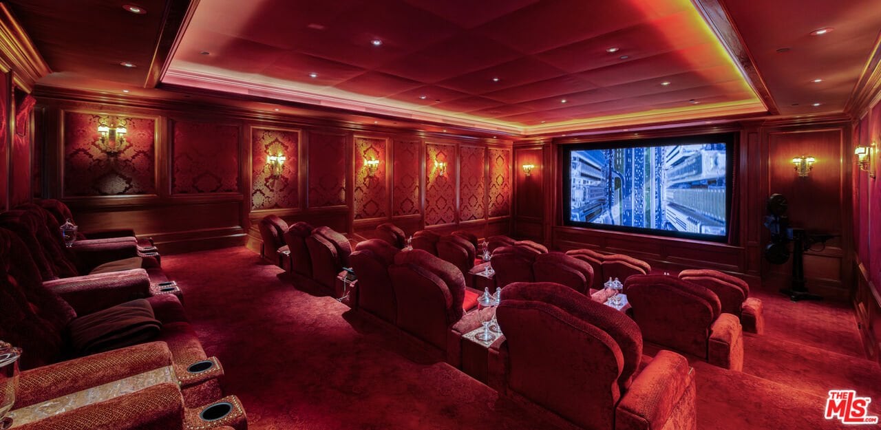 Las instalaciones de lujo de la residencia incluyen una sala de cine, un gimnasio con ducha de vapor, salas de masajes, una bodega de vinos y un salón de música