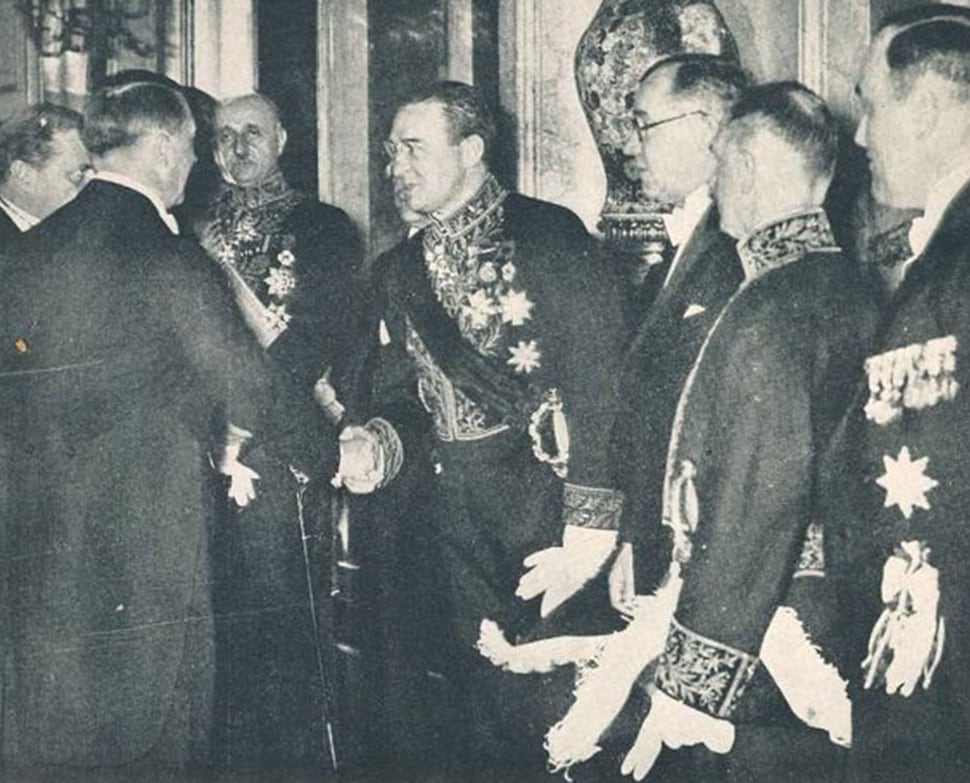 Hitler saluda al embajador argentino Eduardo Labougle Carranza, el 8 de febrero 1933