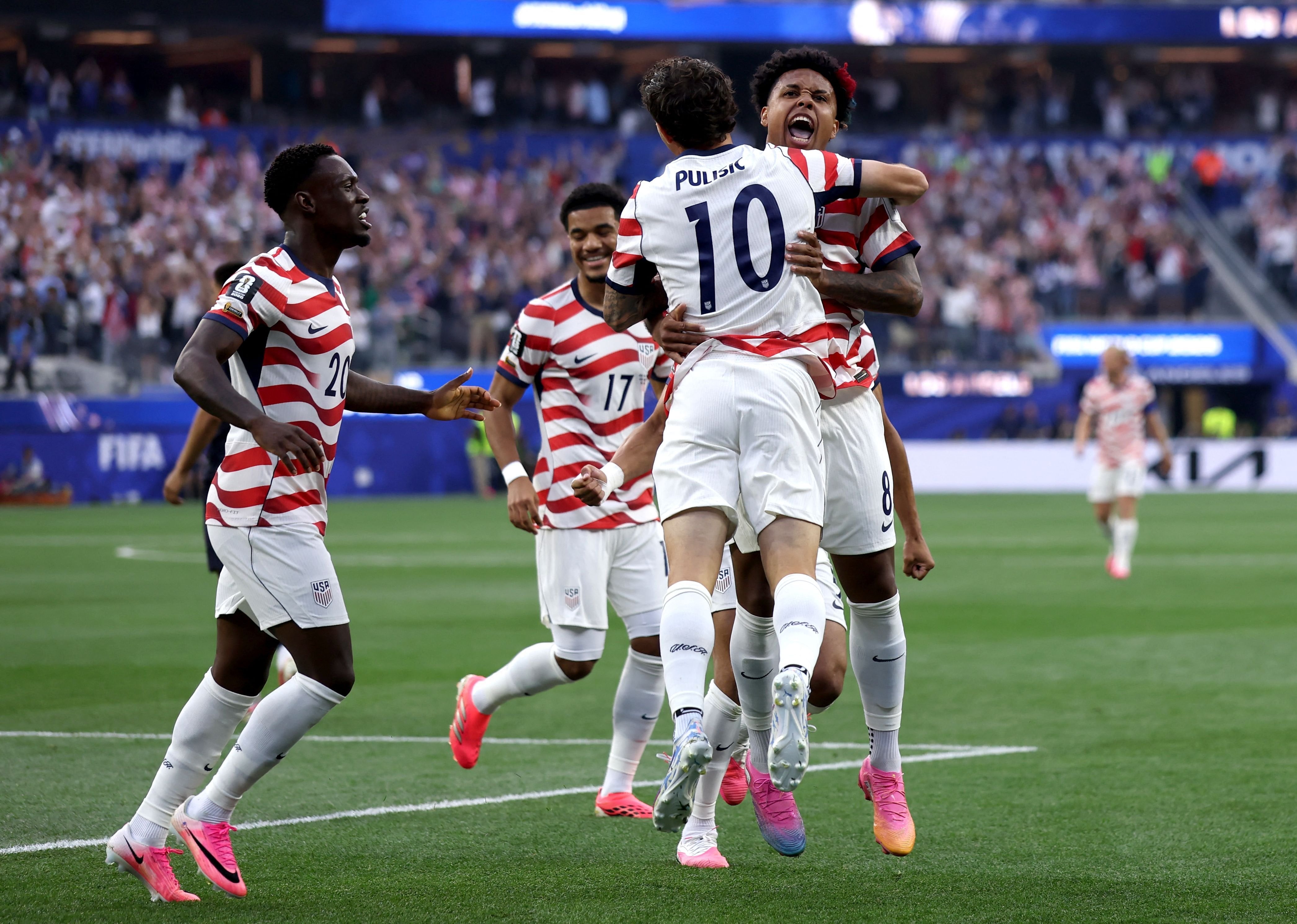 Christian Pulisic y Weston McKennie celebran el gol en contra de Damián Bobadilla