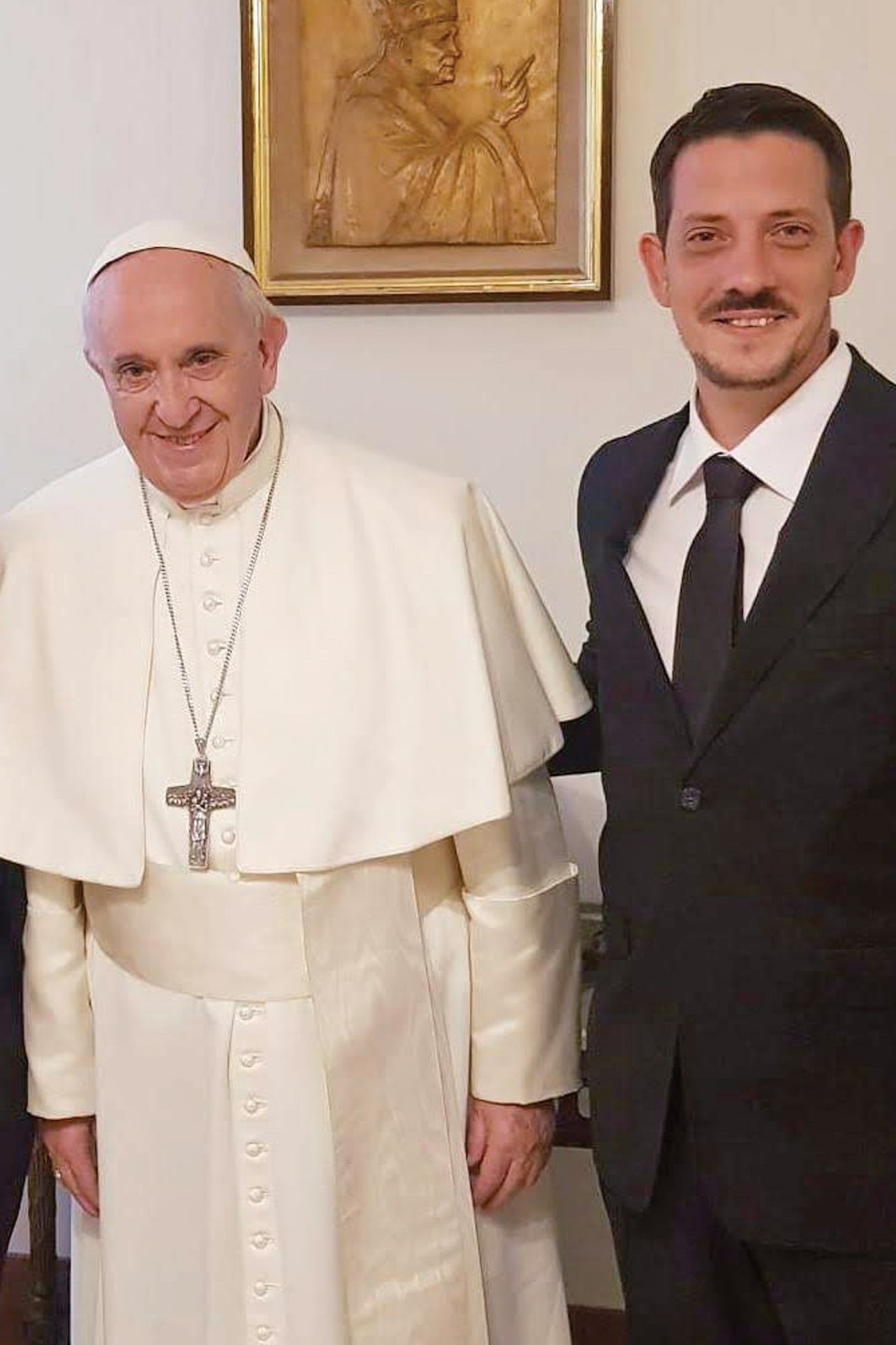 Con su tío, el papa Francisco, durante una visita que José Ignacio hizo a Roma, en 2019. “Ni él ni nosotros nos imaginamos que sería
elegido papa. Cuando se fue para participar en el cónclave, le dijo a mi mamá: ‘Nos vemos de vuelta, Gordita’. Esa vuelta nunca llegó”,
evoca José