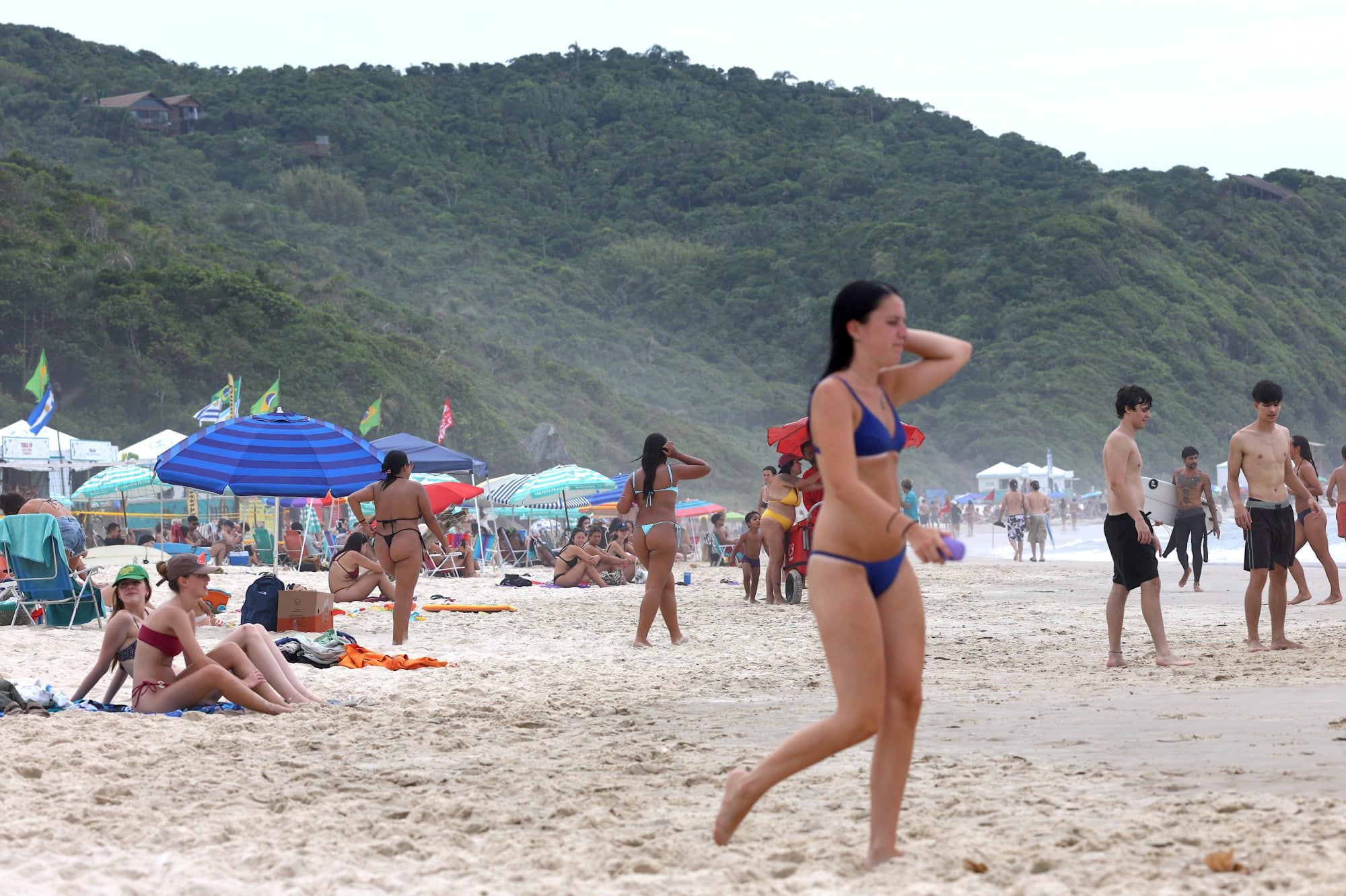 Sin camas disponibles y con casas alquiladas por dato, Praia do Rosa vive un enero de ocupación récord