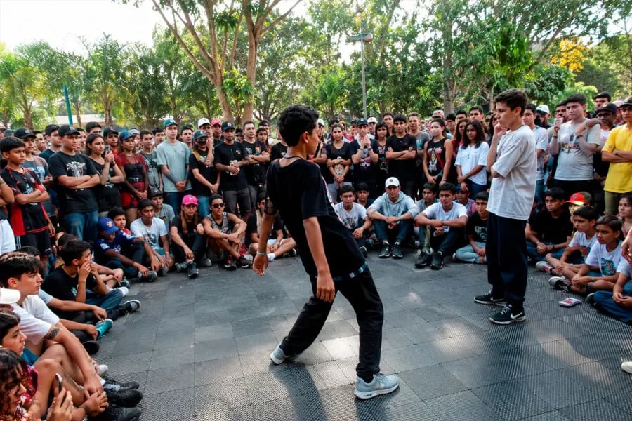 Cada vez más jóvenes se suman a esta tendencia y compiten en plazas, parques y espacios públicos (Foto: captura video)