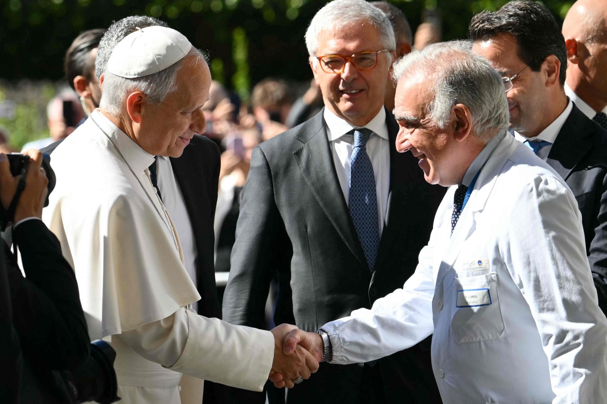 El Papa León XlV es recibido por Andrea Cambieri, director del hospital donde el será operado de un nódulo pulmonar