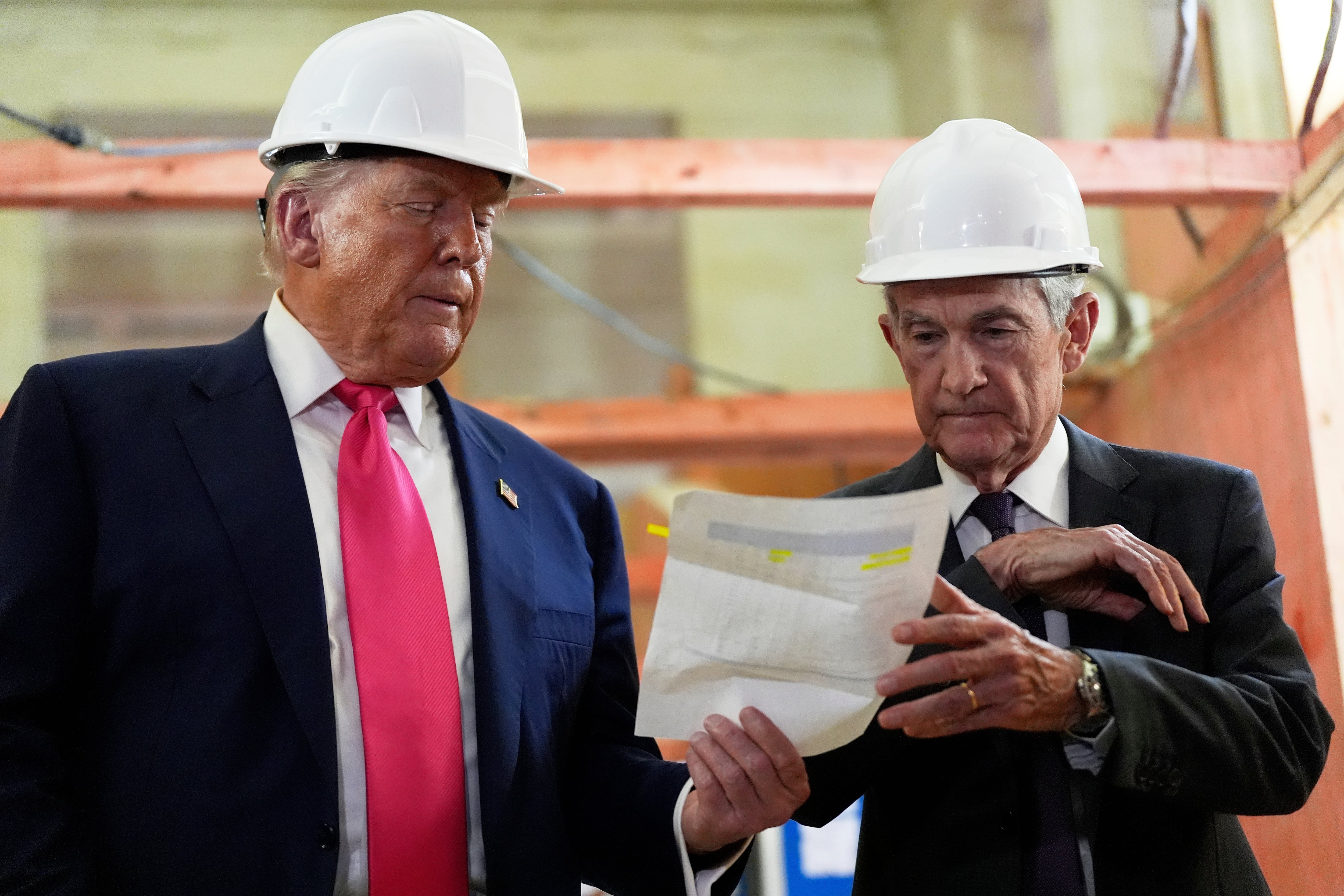 El presidente de la Reserva Federal, Jerome Powell, y el presidente Donald Trump durante una visita a la Fed, el jueves 24 de julio de 2024