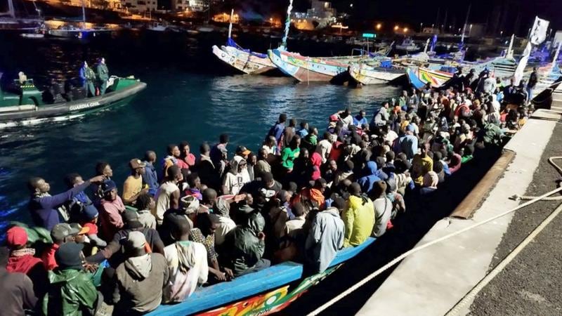El número de migrantes que han llegado desde principios de 2023 a las Islas Canarias ha más que duplicado la población de la isla