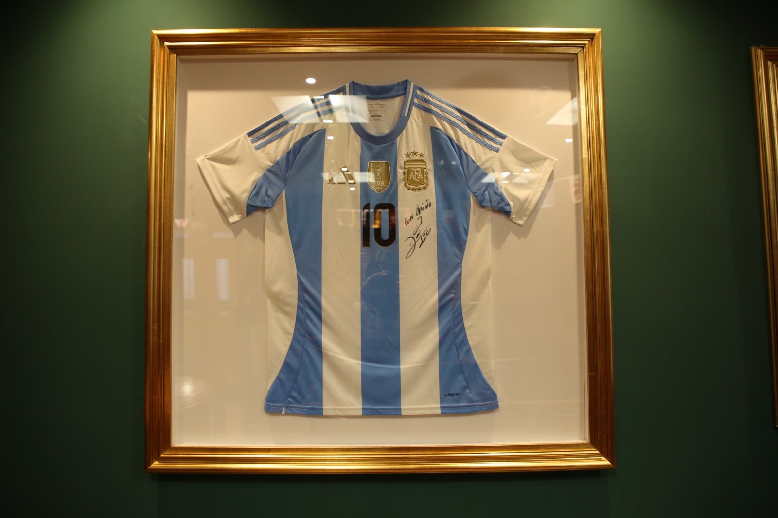 Cómo es The Hand of God, el pub británico oculto en La Isla que rinde homenaje a Messi y a Maradona 16 En 2024 incorporaron una joyita en el pub: una camiseta de la selección argentina autografiada por Lionel Messi