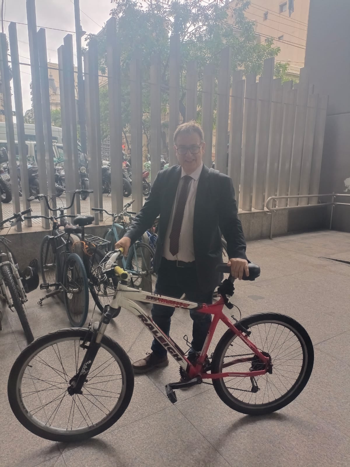 El desarrollista aliado a LLA, Eduardo Falcone, llegó esta mañana en bicicleta a Diputados