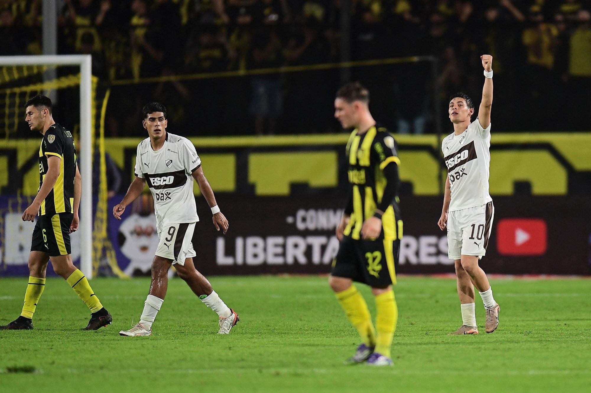 Hazaña en la Copa Libertadores: Platense venció a Peñarol en Uruguay en su primer viaje internacional 9 Puño en alto de Franco Zapiola hacia una de las tribunas altas del Campeón del Siglo, espacio que ocuparon los hinchas calamares que fueron testigos de un capítulo inolvidable para el club.