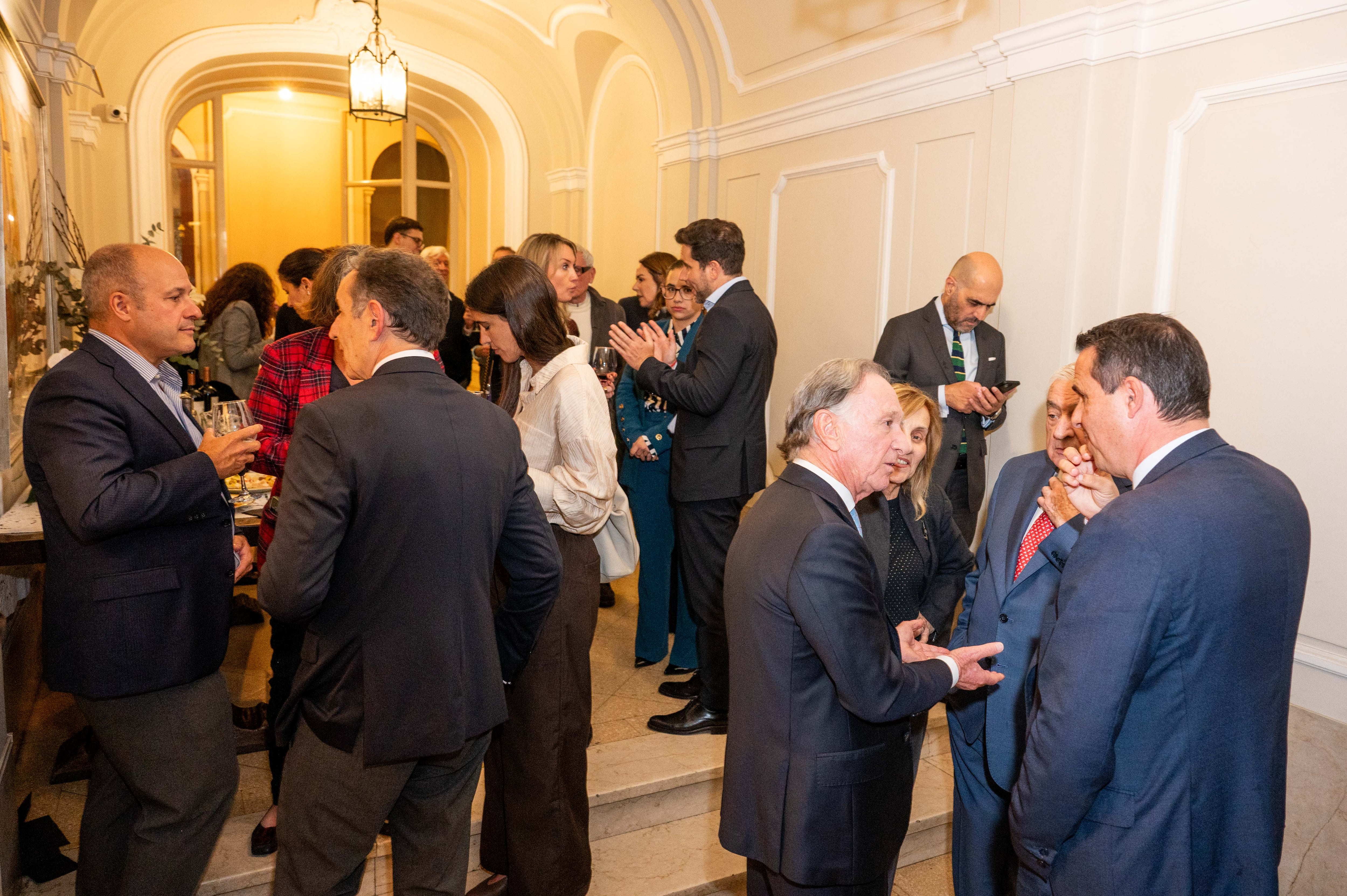 En fotos. Todos los invitados a Arte, Cultura y Diplomacia Pública en Recoleta 51 El embajador de Canadá, Stewart Wheeler conversa con Fulvio Pompeo