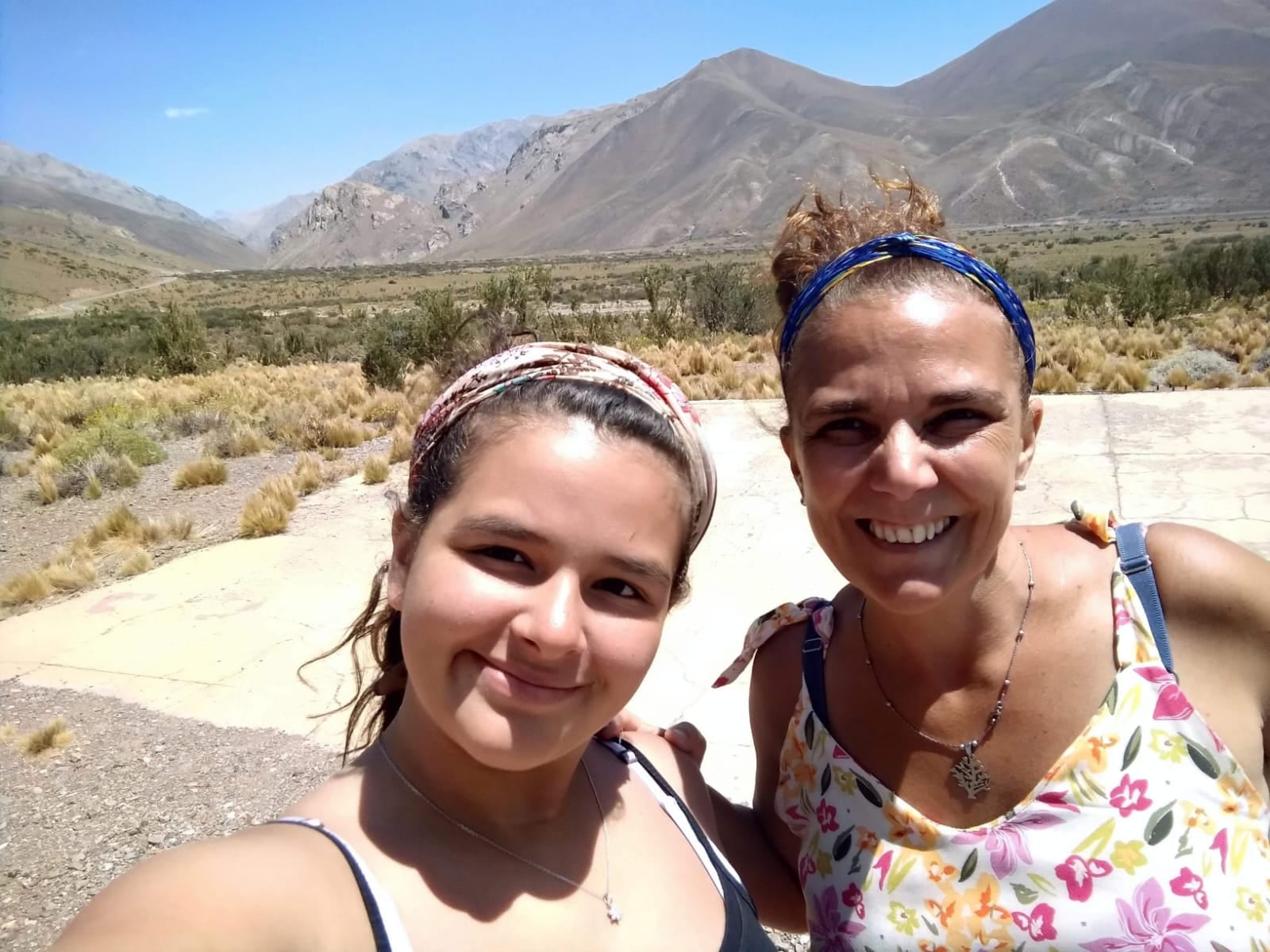 Madre e hija durante un viaje familiar