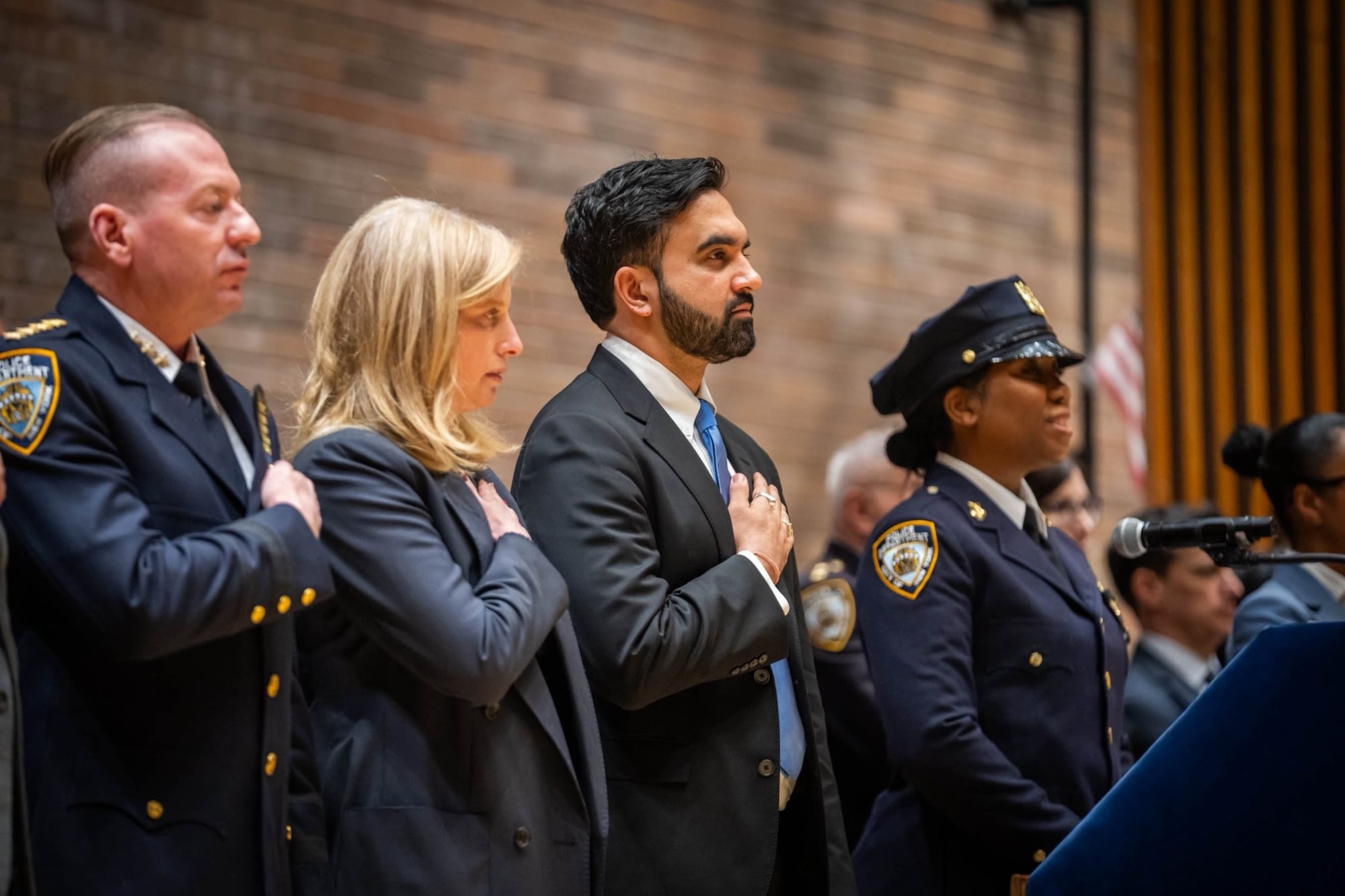 Mamdani y Tisch rinden homenaje a 103 policías en el NYPD, incluido el detective Islam asesinado en 2025