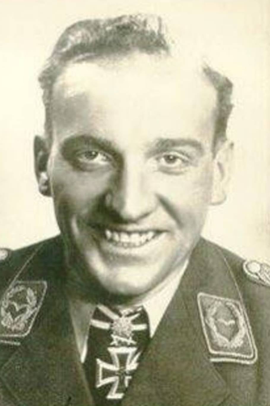 El as de la aviación alemana, ferviente defensor del nazismo, que contrató Perón para fabricar el Pulqui II 6 Hans Ulrich Rudel fue piloto de Alemania en la Segunda Guerra Mundial, desempeñándose a bordo de Stukas en el frente oriental