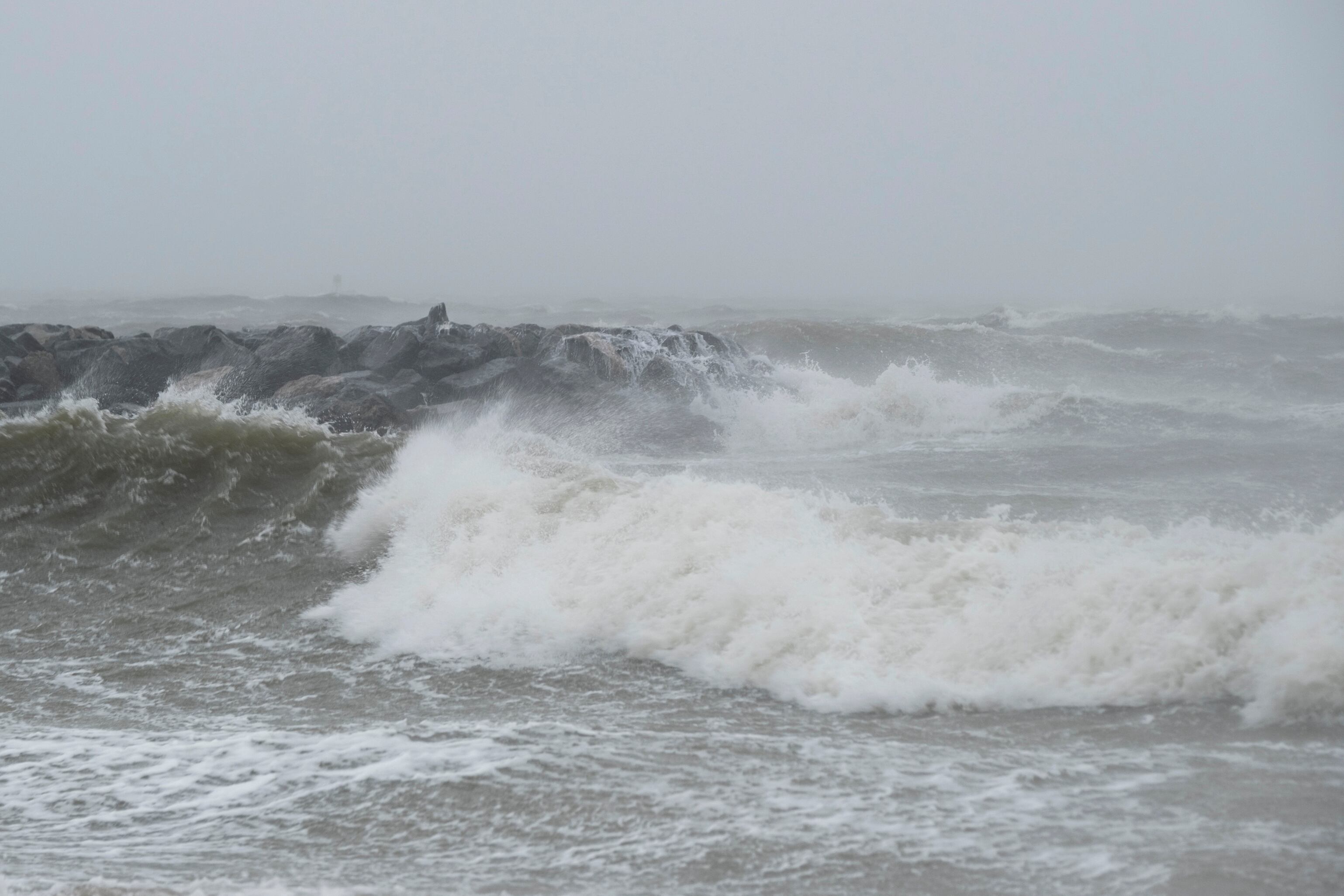 Los fenómenos naturales como tsunamis y marejadas ciclónicas son cada vez más frecuentes en el mundo (Billy Schuerman/The Virginian-Pilot vía AP, archivo)