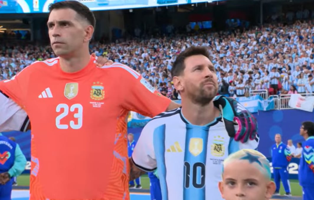Messi y el Dibu entonando el himno
