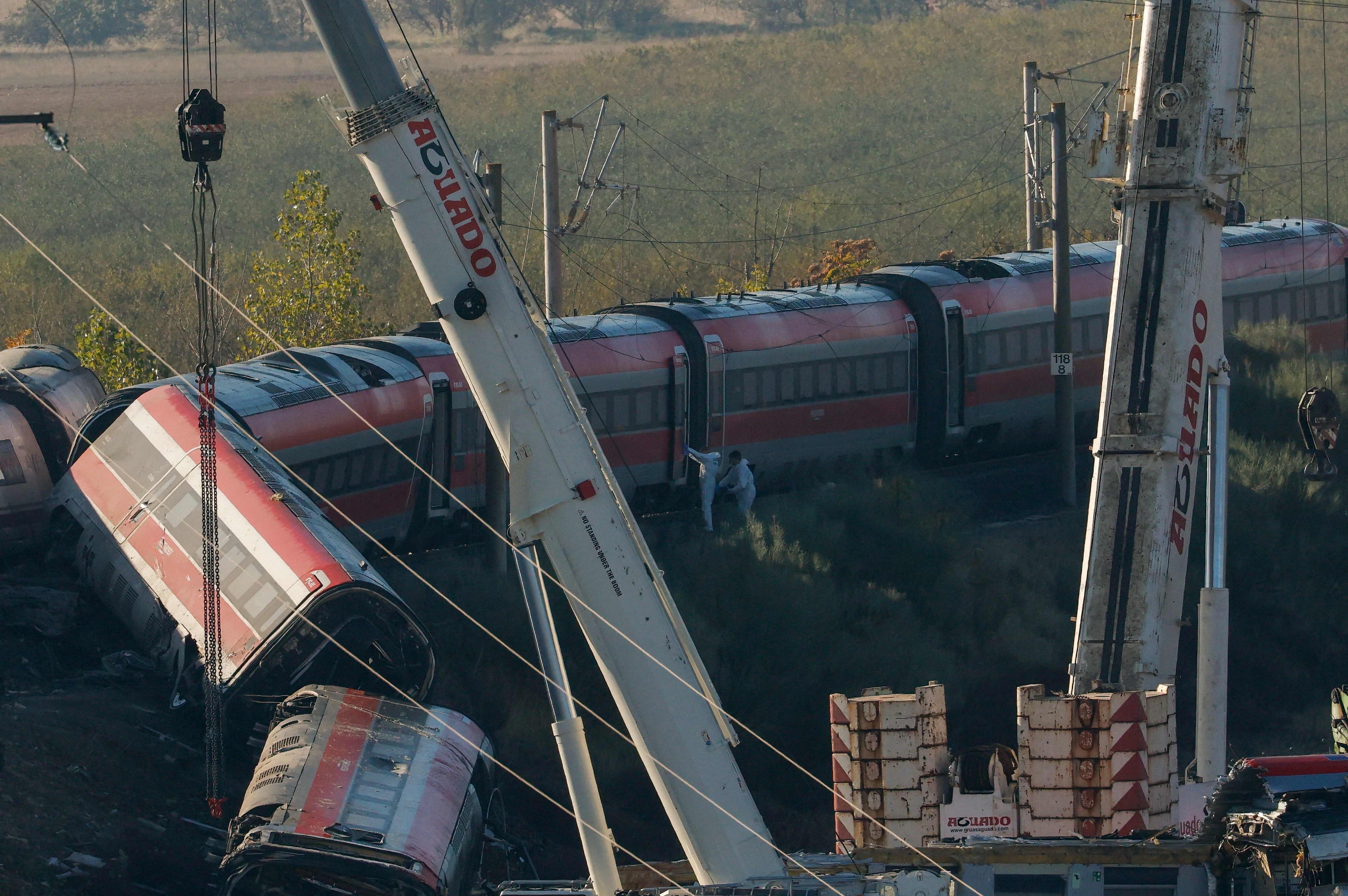 Choque de trenes en España: los equipos de rescate registran los vagones en busca de sobrevivientes.