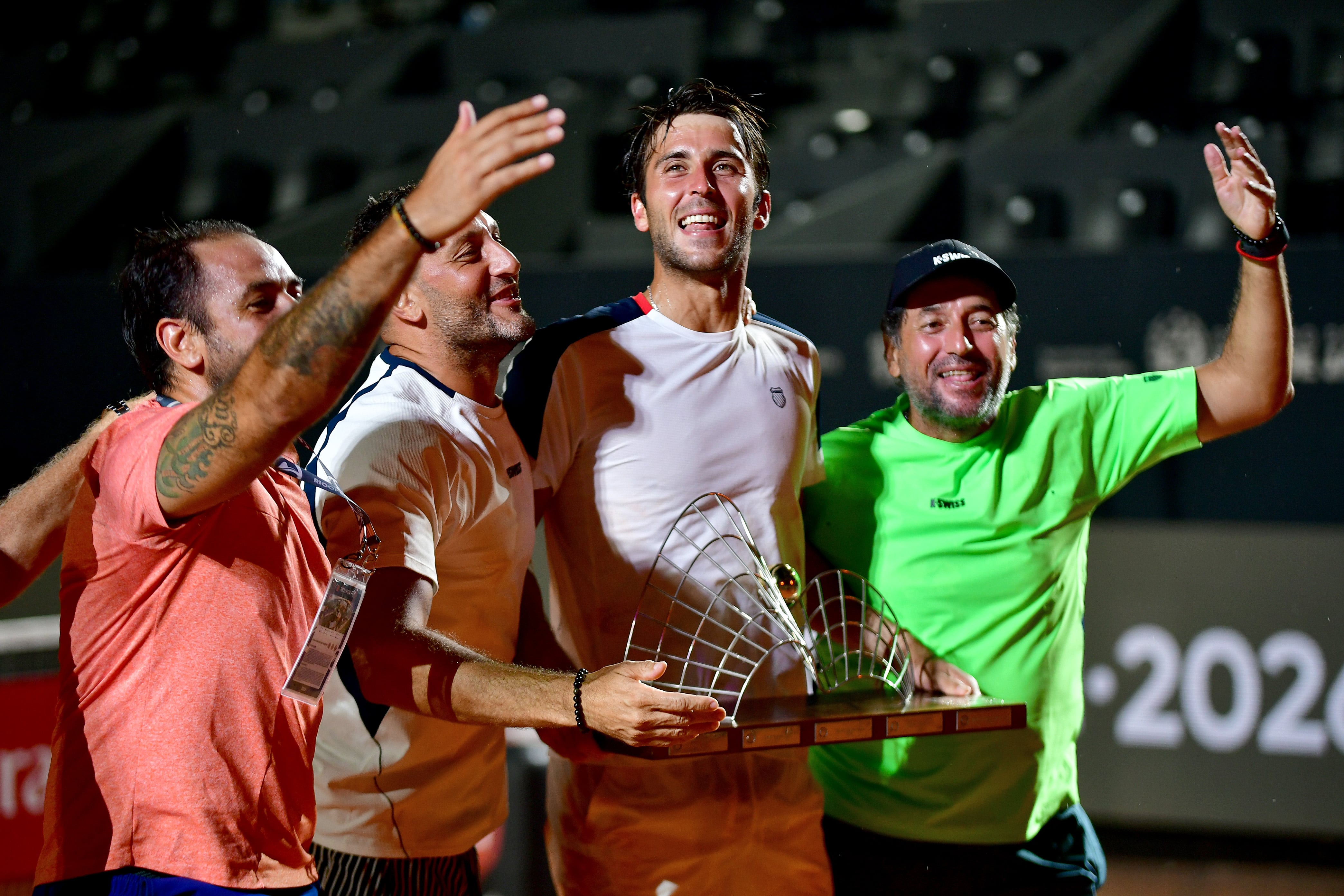 Etcheverry, en febrero, celebrando el título en el Río Open, junto con su kinesiólogo Andrés Romañuk y Grinóvero