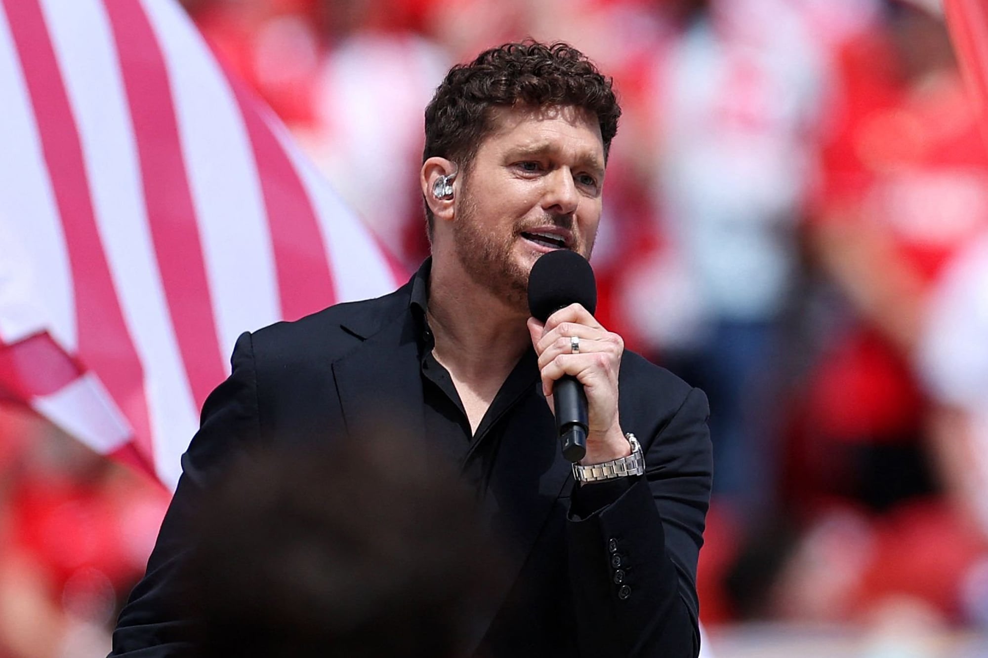 Michael Bublé se presentó tras el número de apertura, junto a las banderas de los países que participan de la Copa del Mundo