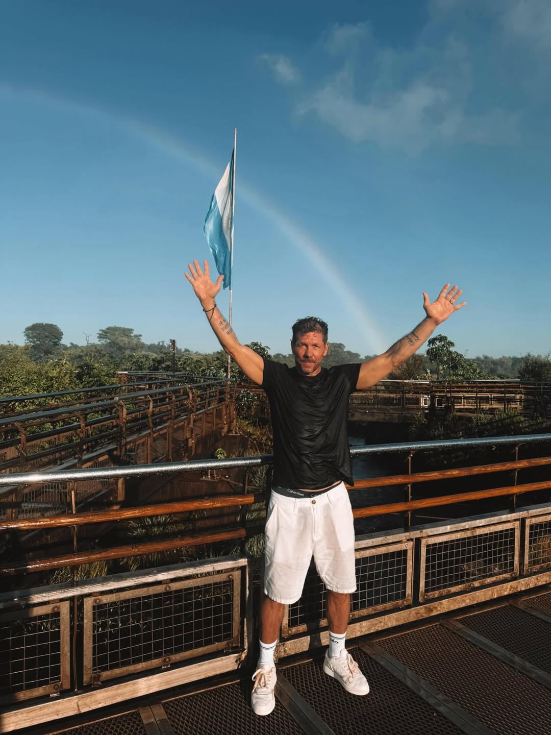 Diego Simeone completamente mojado tras su estadía en las Cataratas