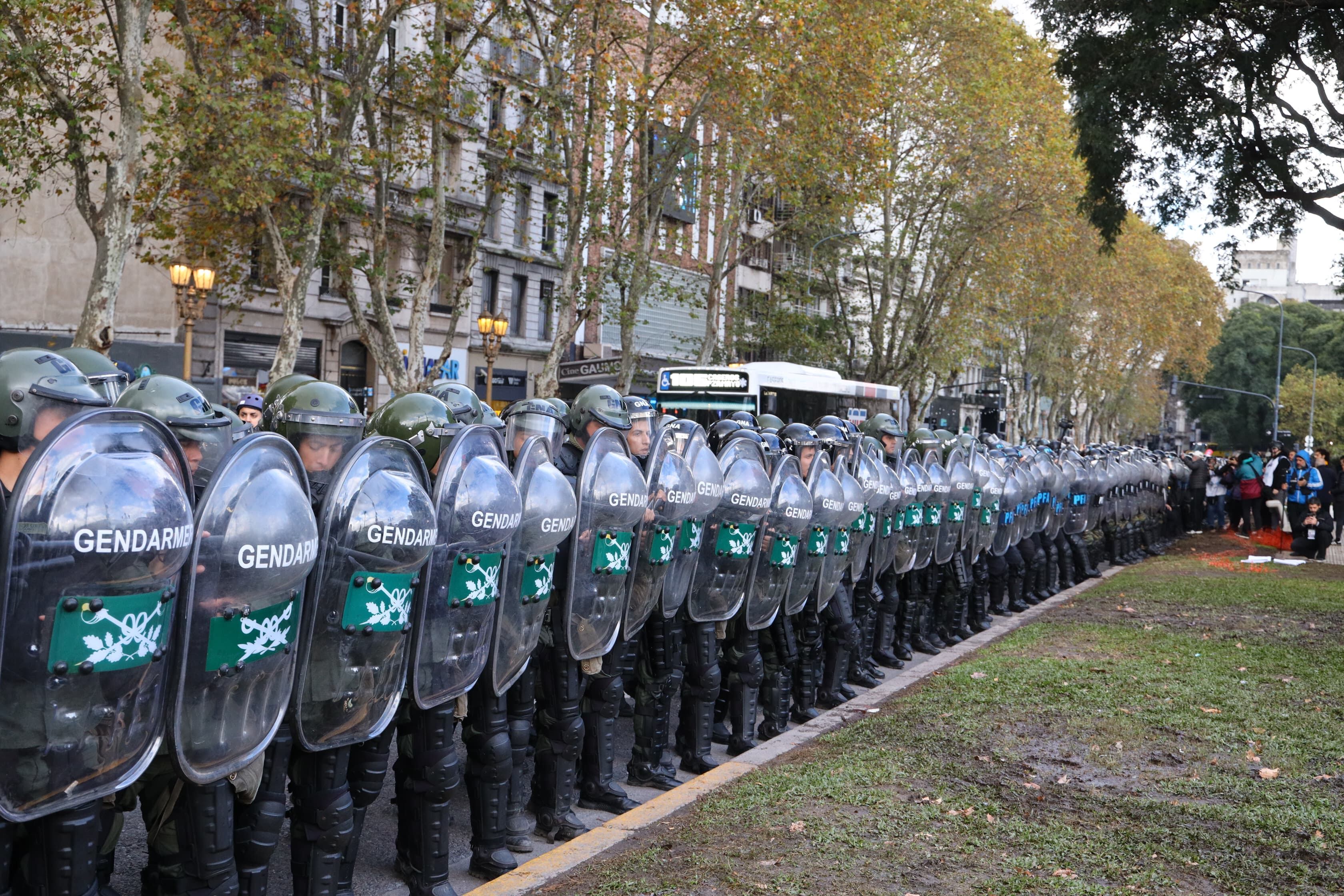 Marcha de jubilados al Congreso de la Nación. La zona está vallada y hay presencia de fuerzas de seguridad