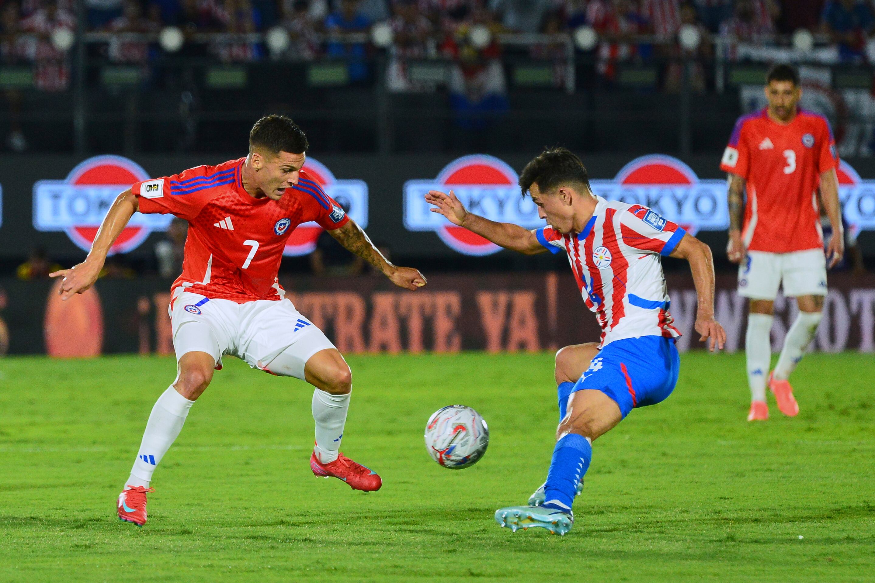 El chileno Lucas Cepeda y el paraguayo Andrés Cubas luchan por la pelota