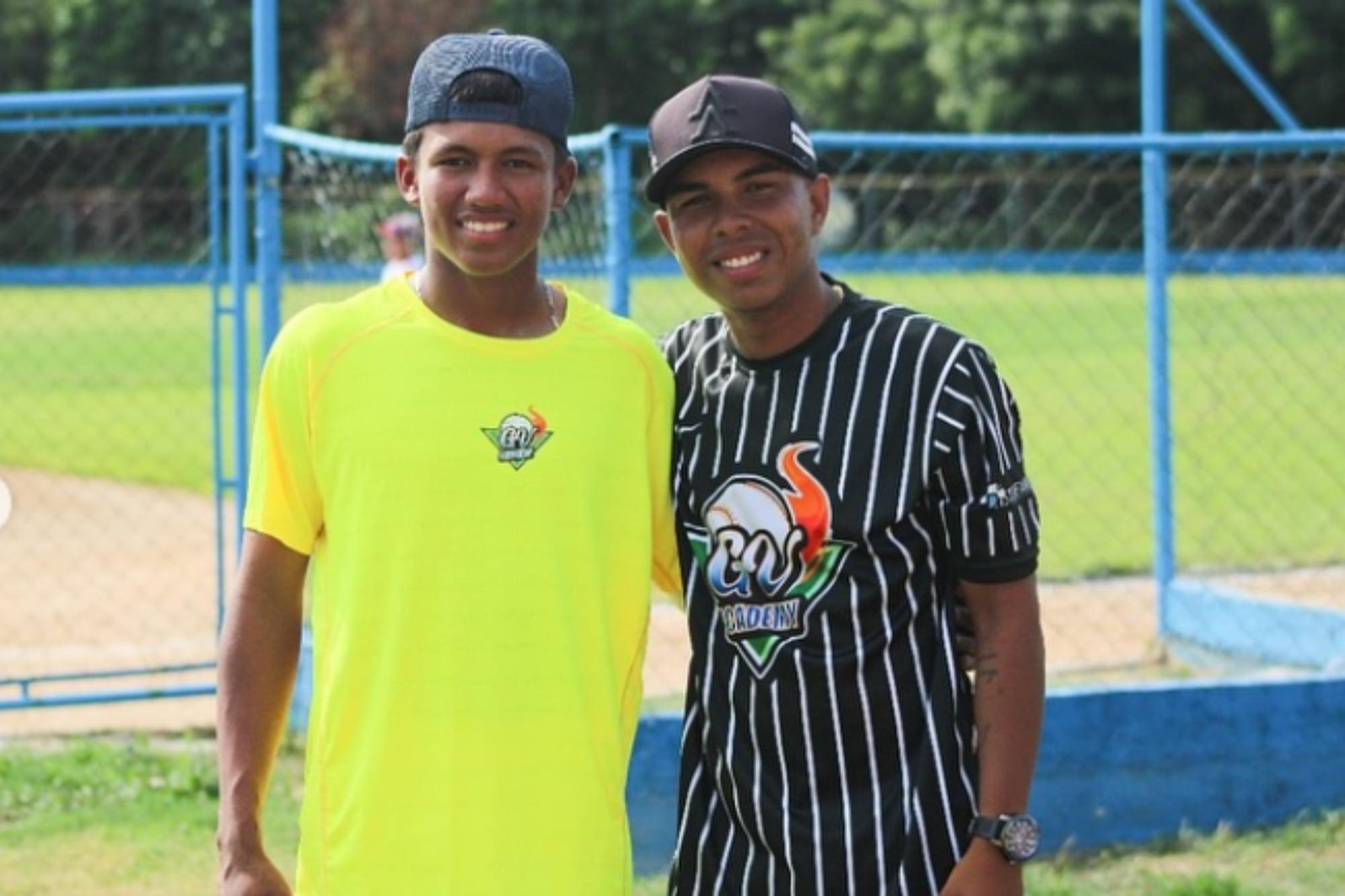 Hernández recibió las felicitaciones de sus compañeros y entrenadores en la academia