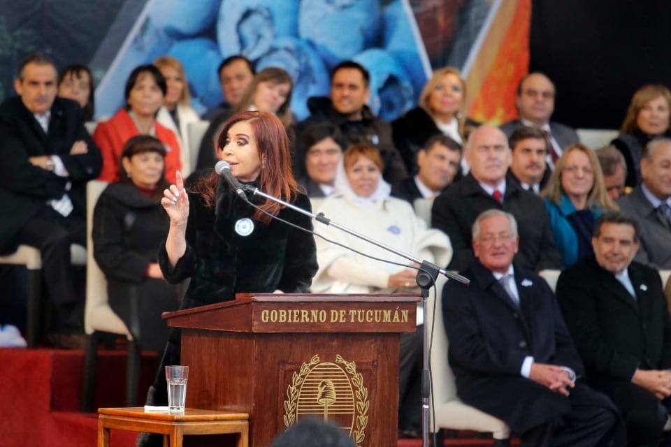 ARCHIVO.- Cristina Kirchner cuando era presidenta; atrás, de naranja, Mercedes Marcó del Pont