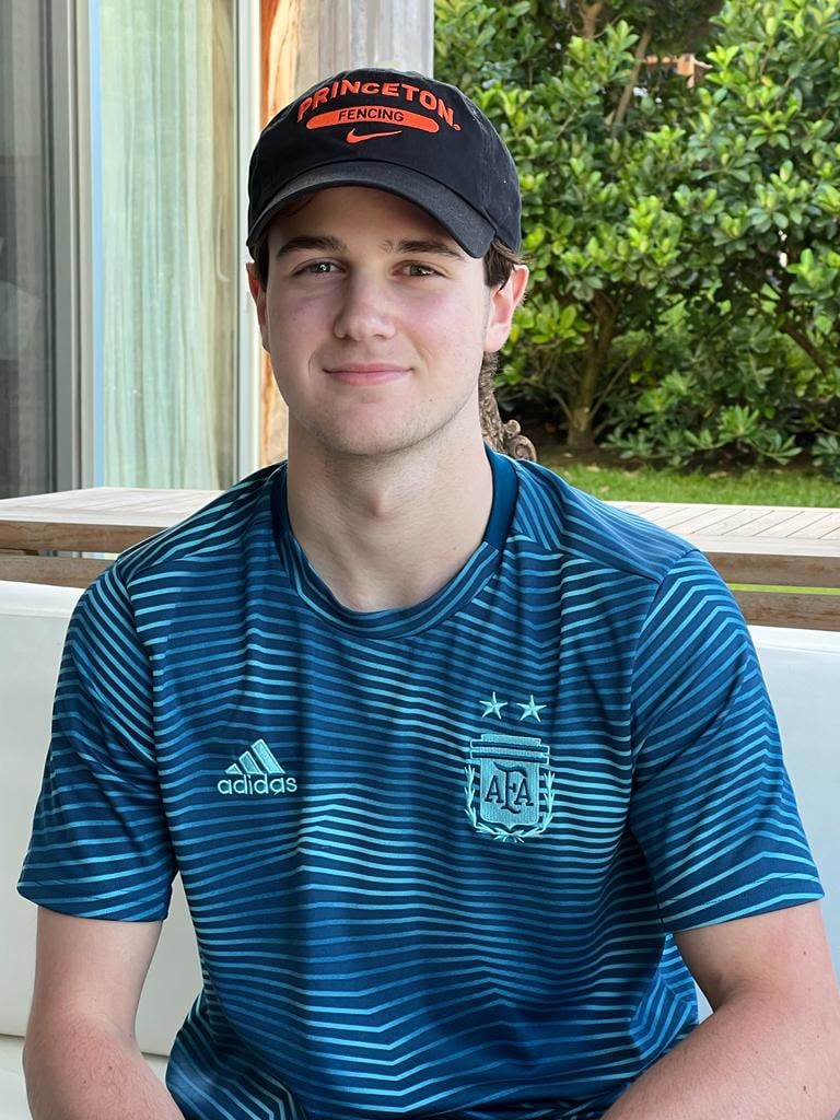 Alex Brooke, con una de las tantas camisetas de la Argentina que atesora desde que es un niño