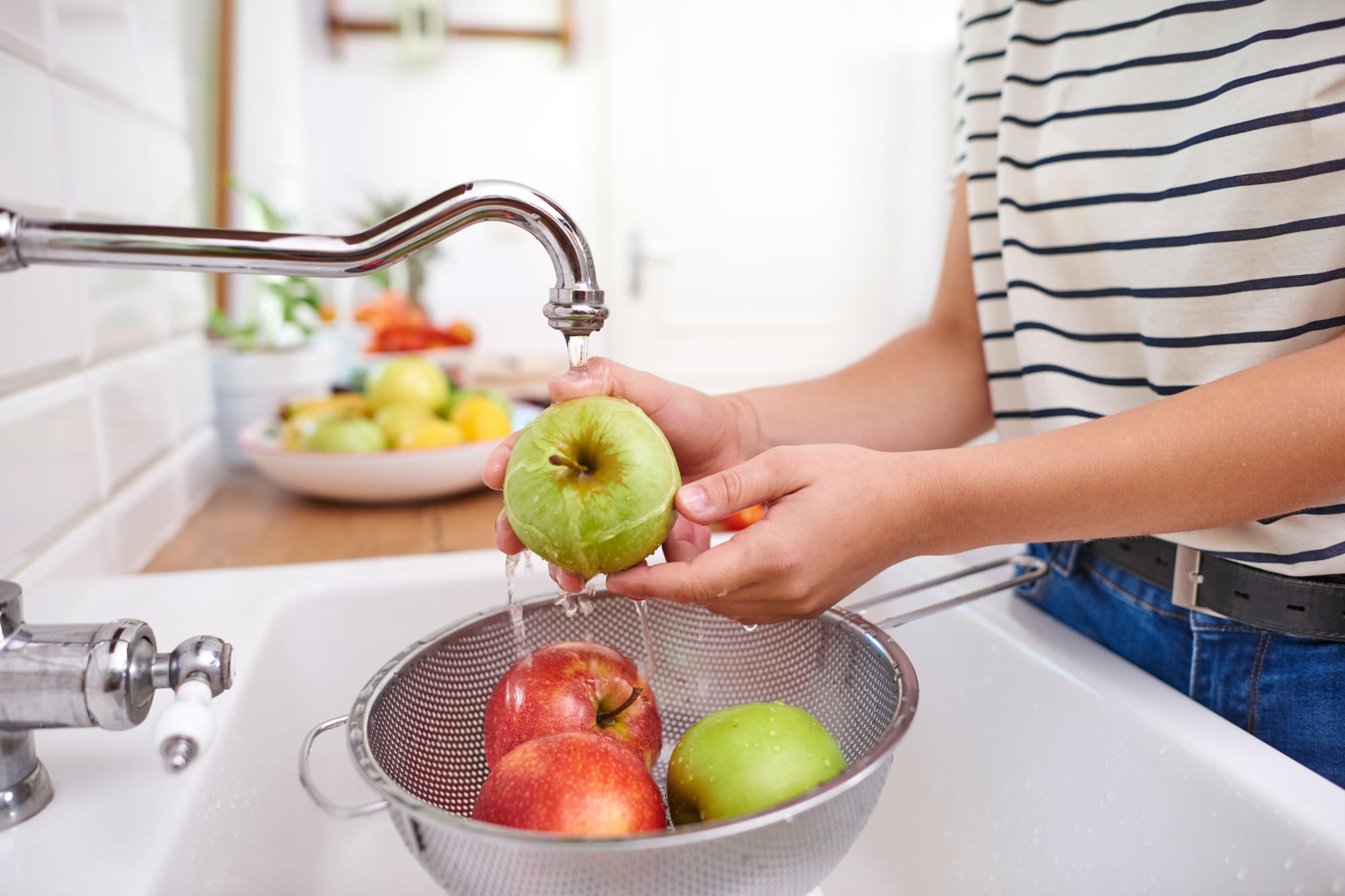 Los CDC recomiendan lavar las manos y los productos frescos, cocinar completamente los alimentos y seguir las alertas sanitarias